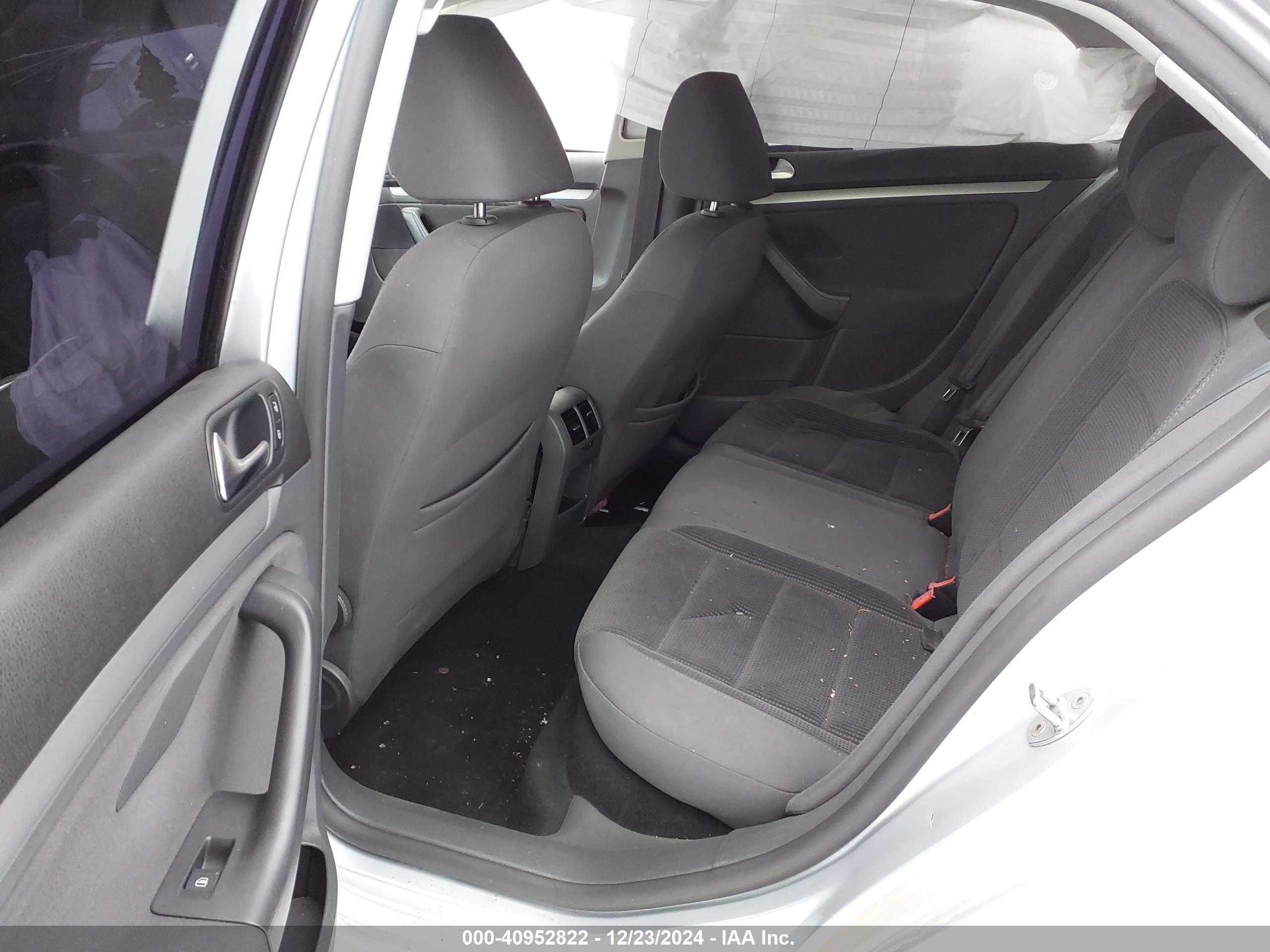 VOLKSWAGEN JETTA image 8