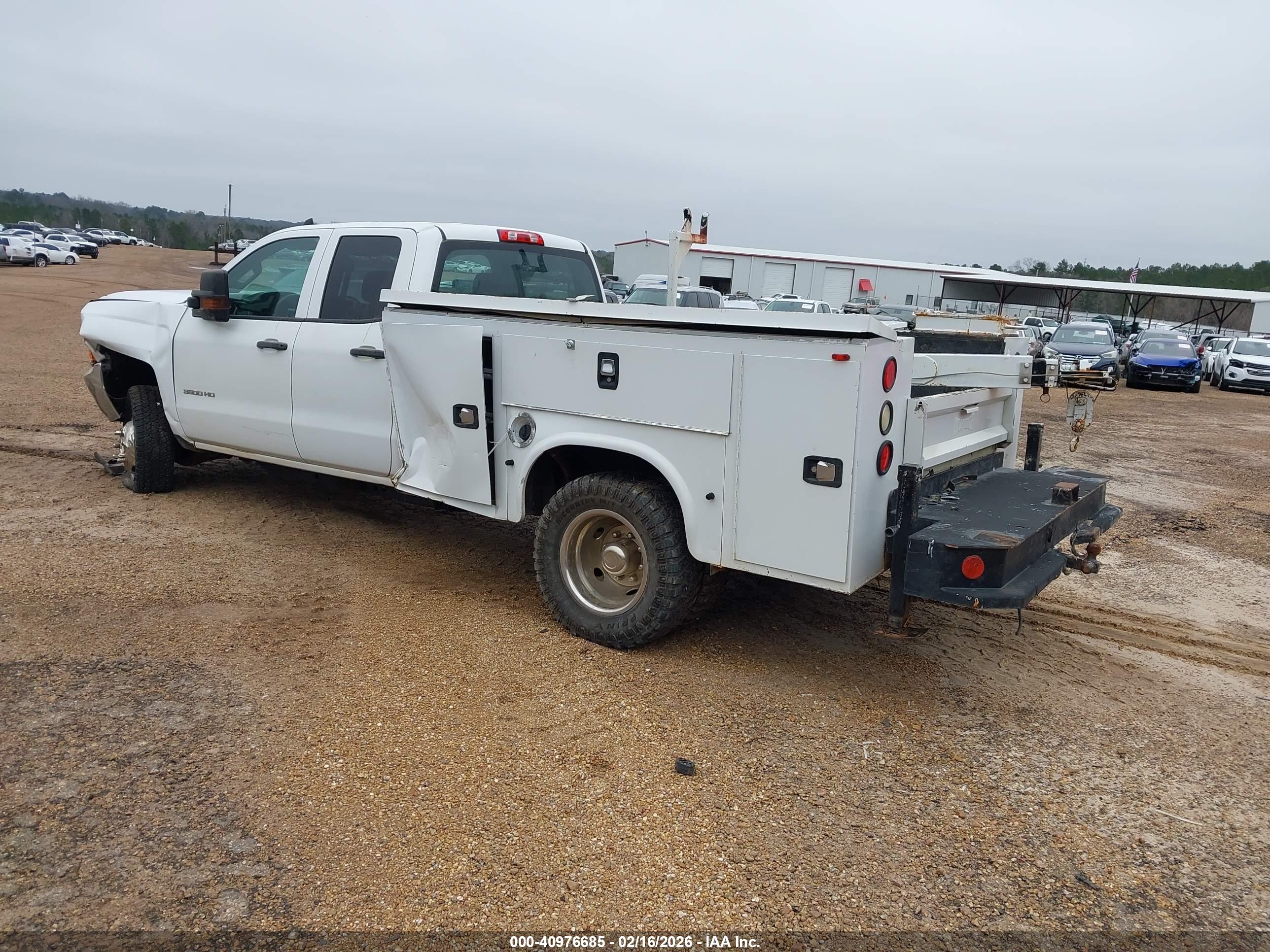CHEVROLET SILVERADO image 3