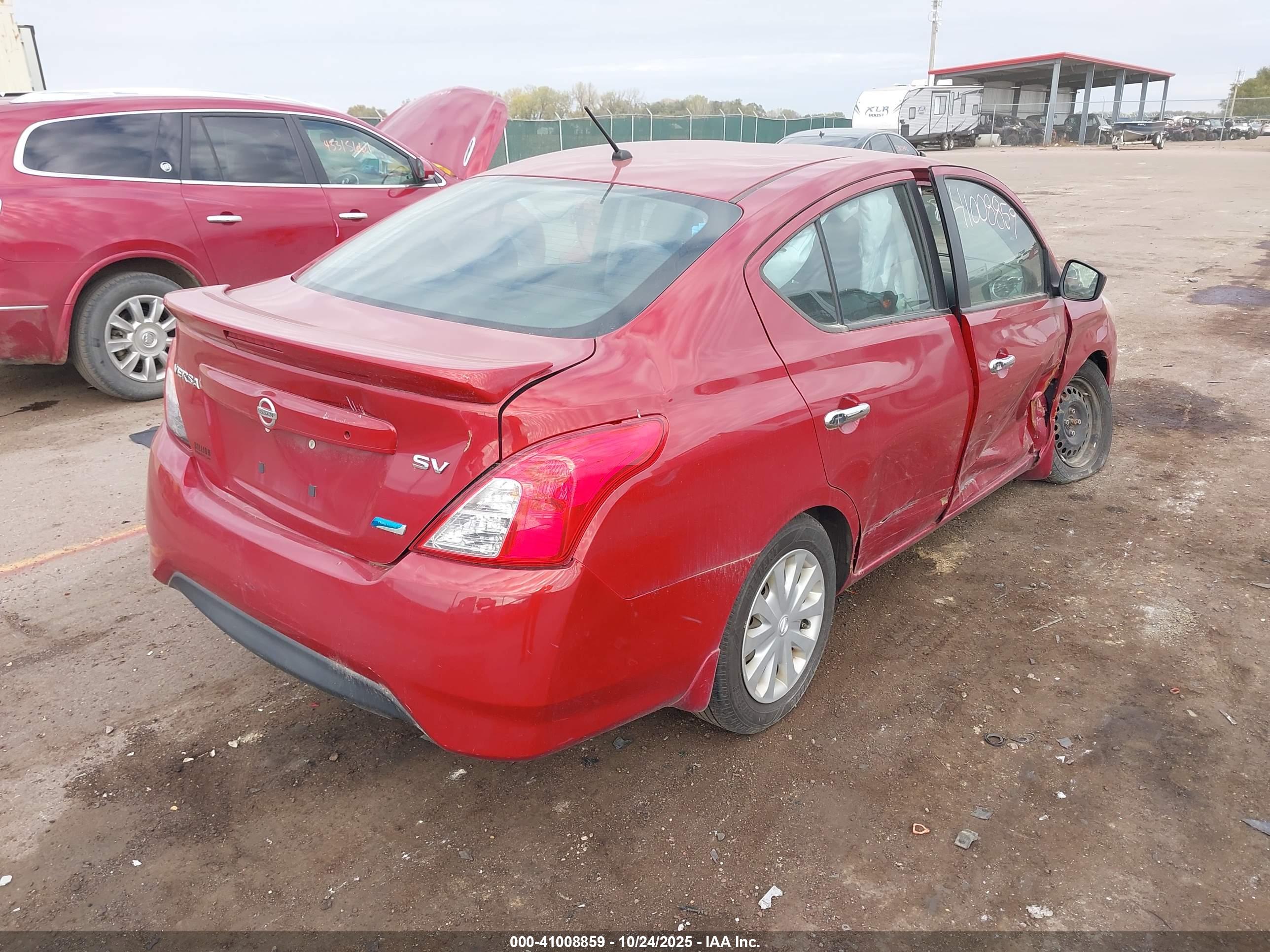 NISSAN VERSA image 4