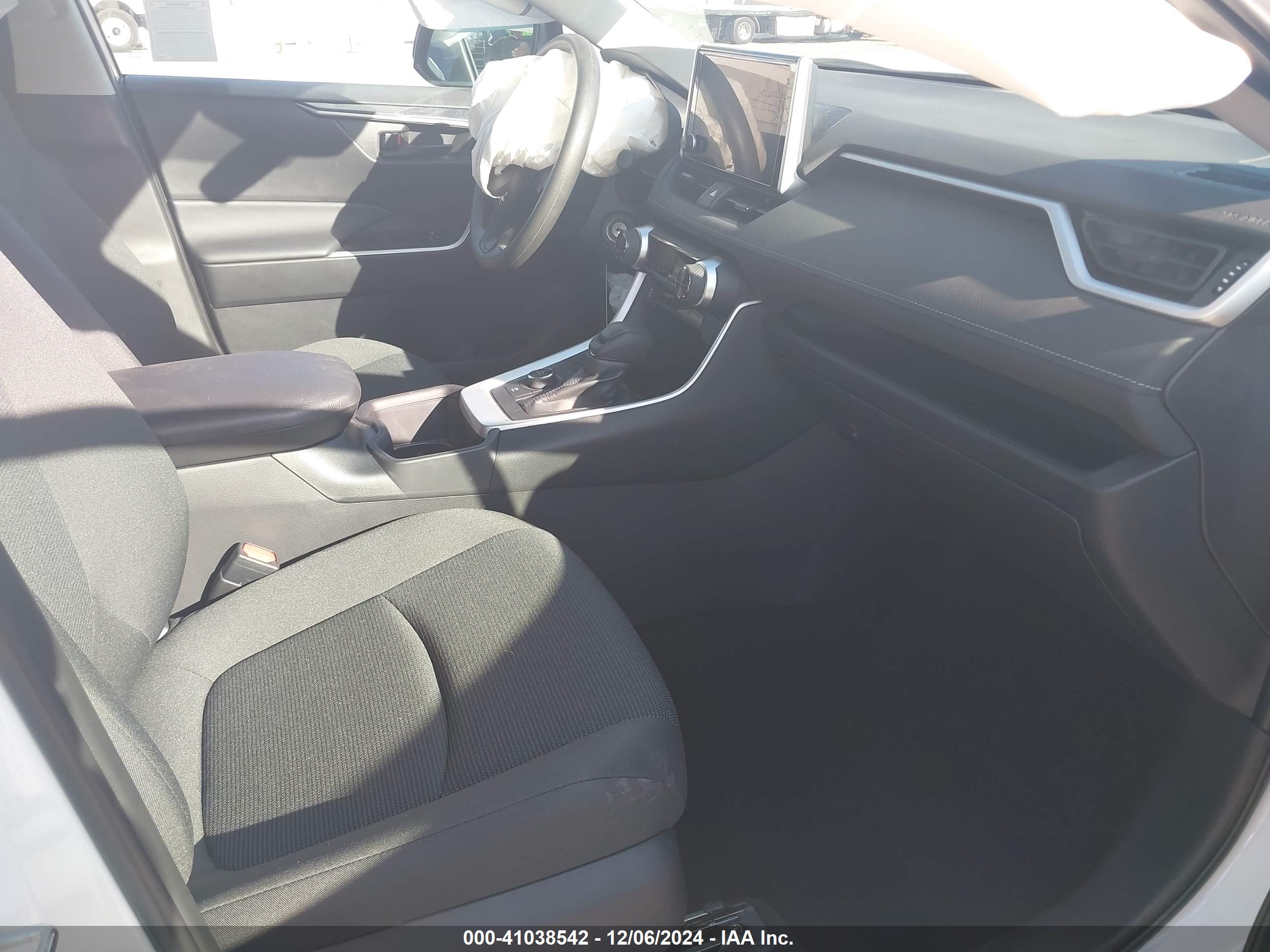 TOYOTA RAV4 image 5