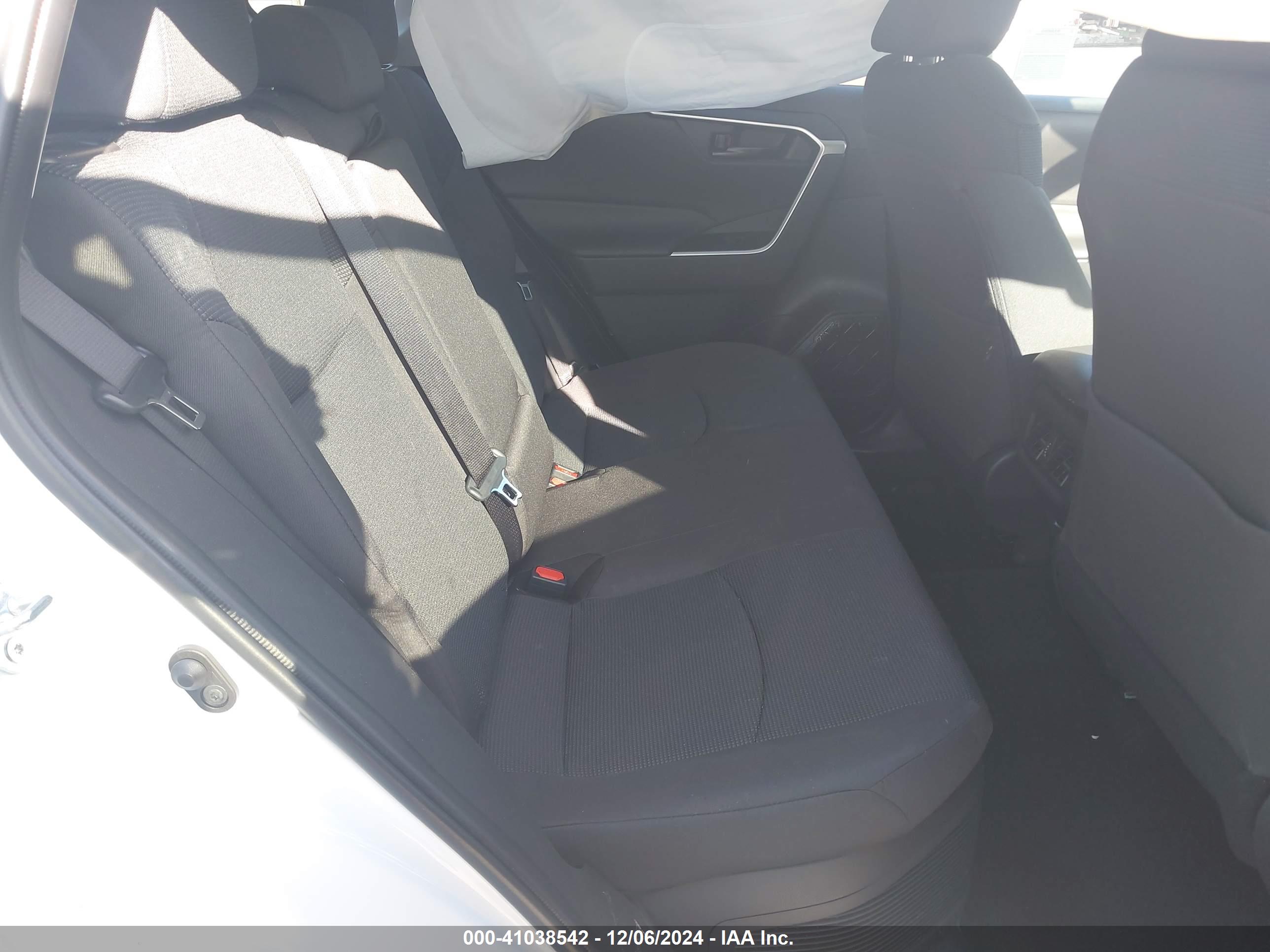 TOYOTA RAV4 image 8