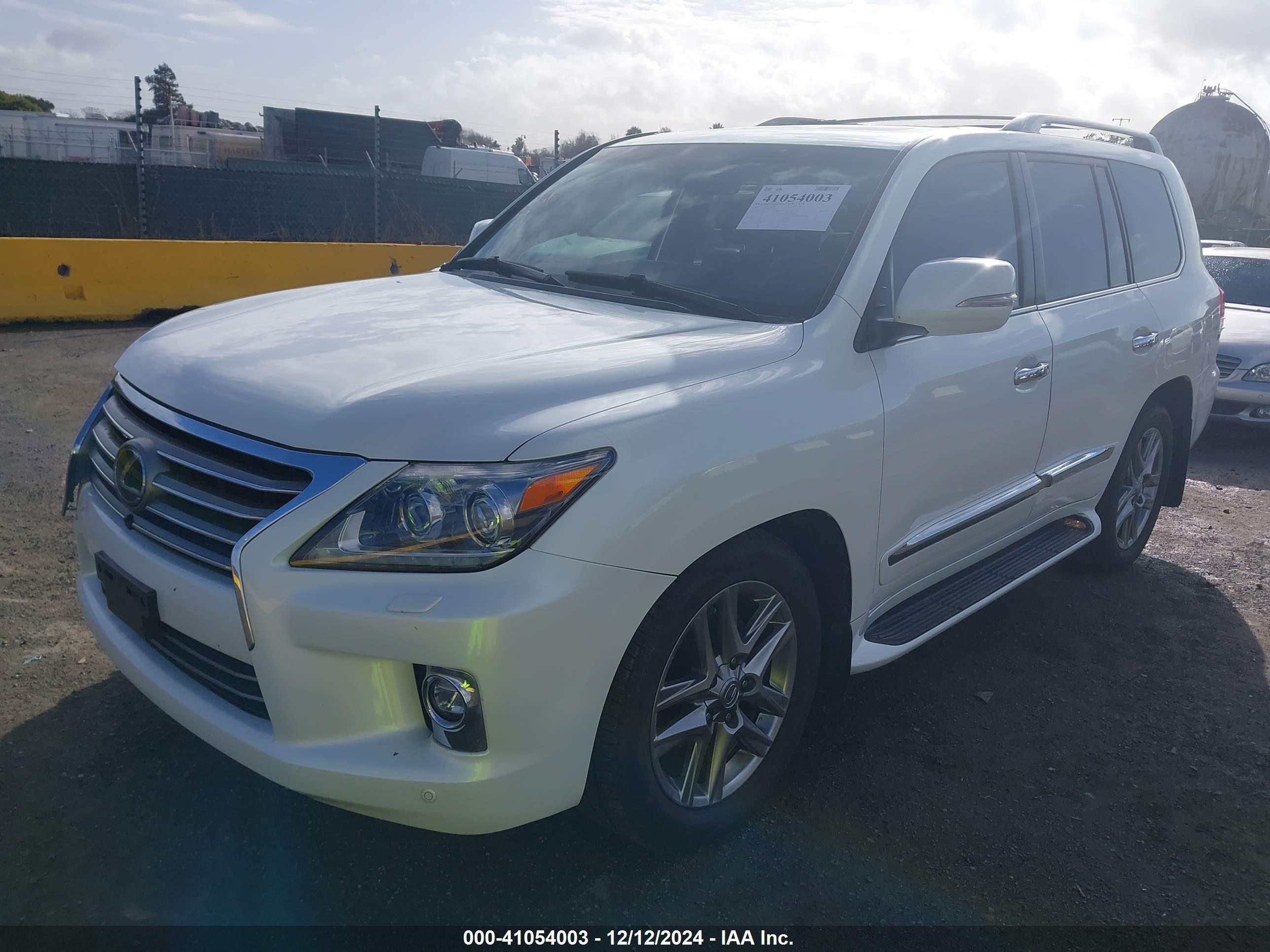 LEXUS LX image 2