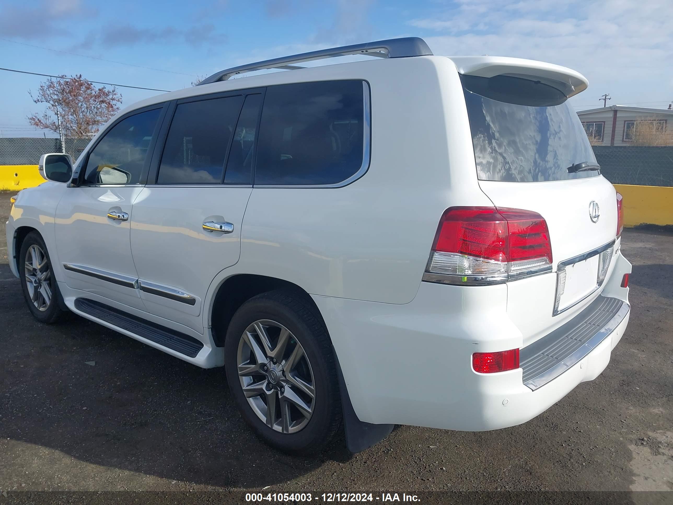 LEXUS LX image 3