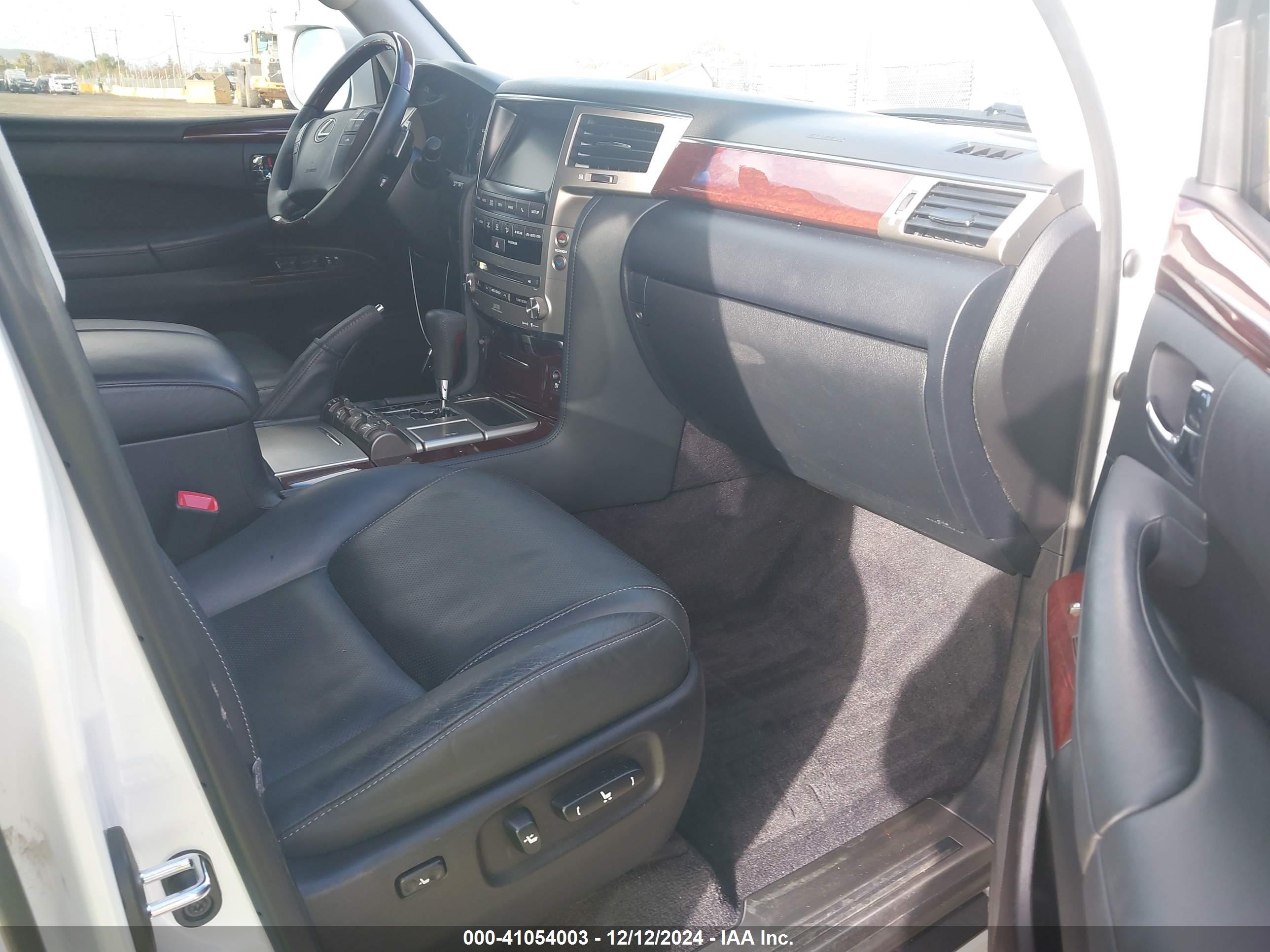 LEXUS LX image 5