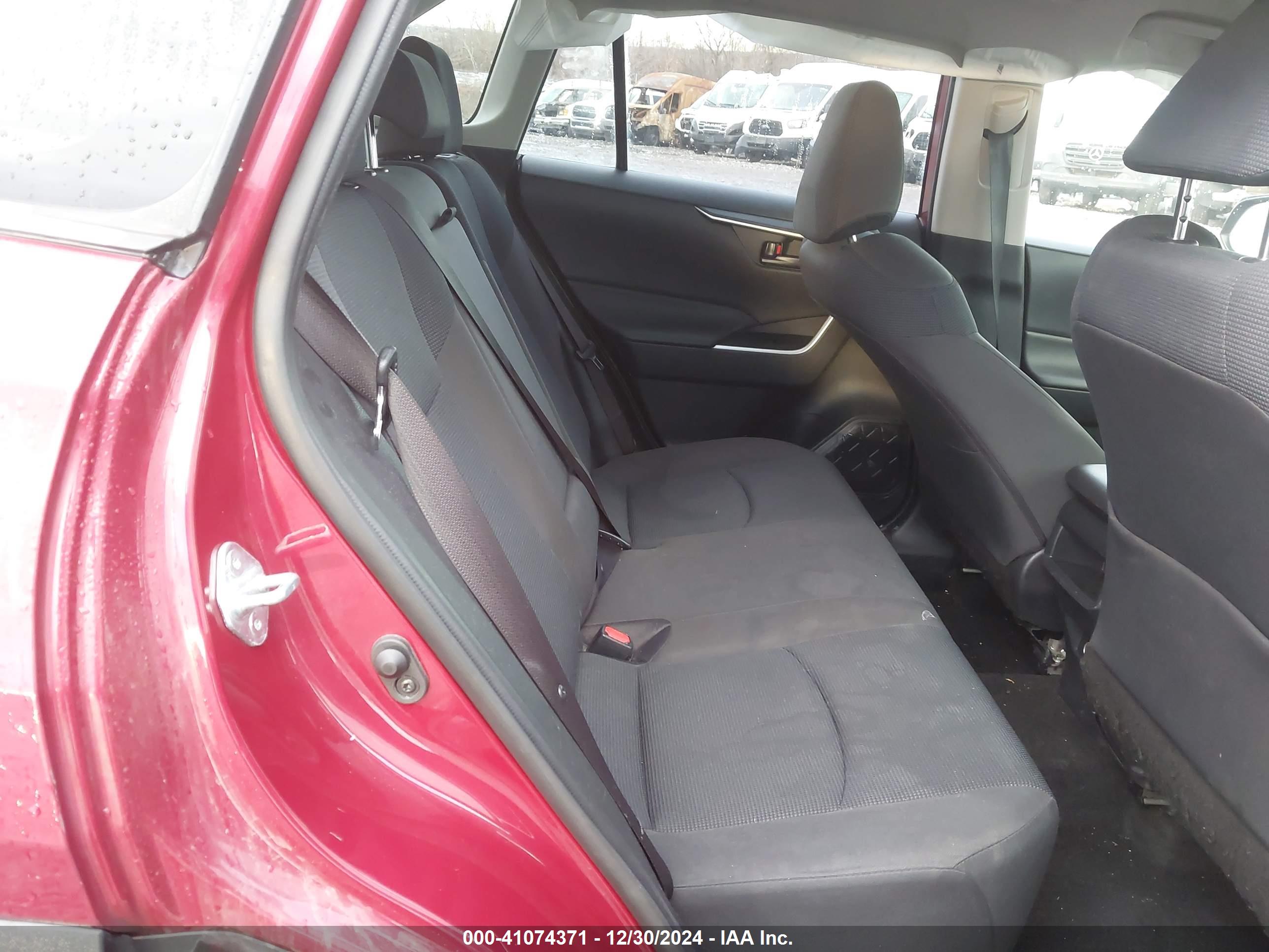 TOYOTA RAV4 image 8