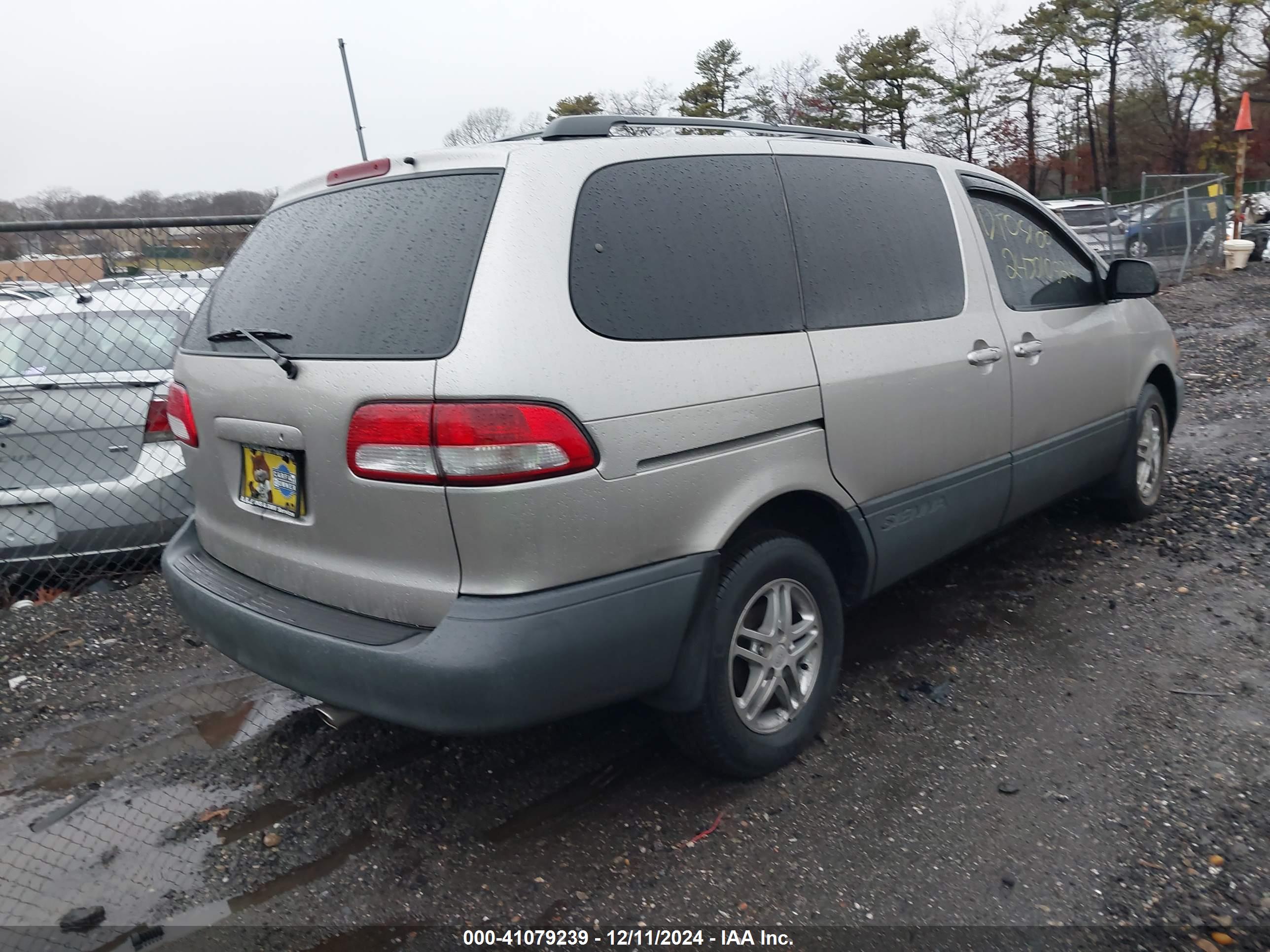 TOYOTA SIENNA image 4
