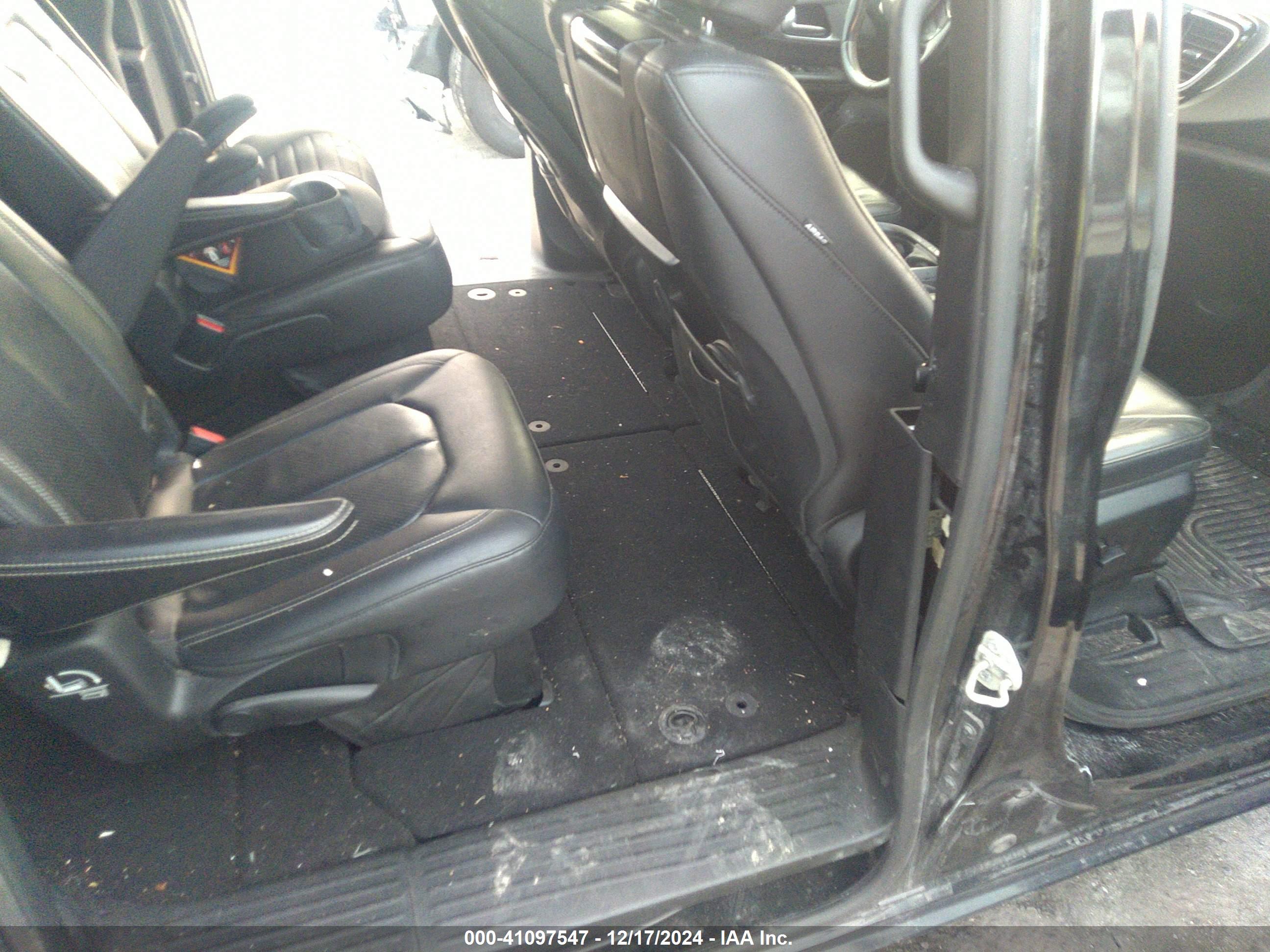 CHRYSLER PACIFICA image 8