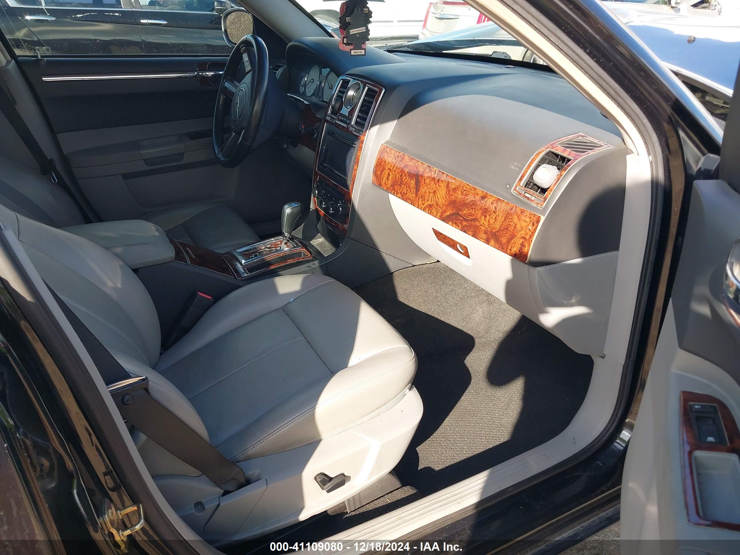 CHRYSLER 300 image 5