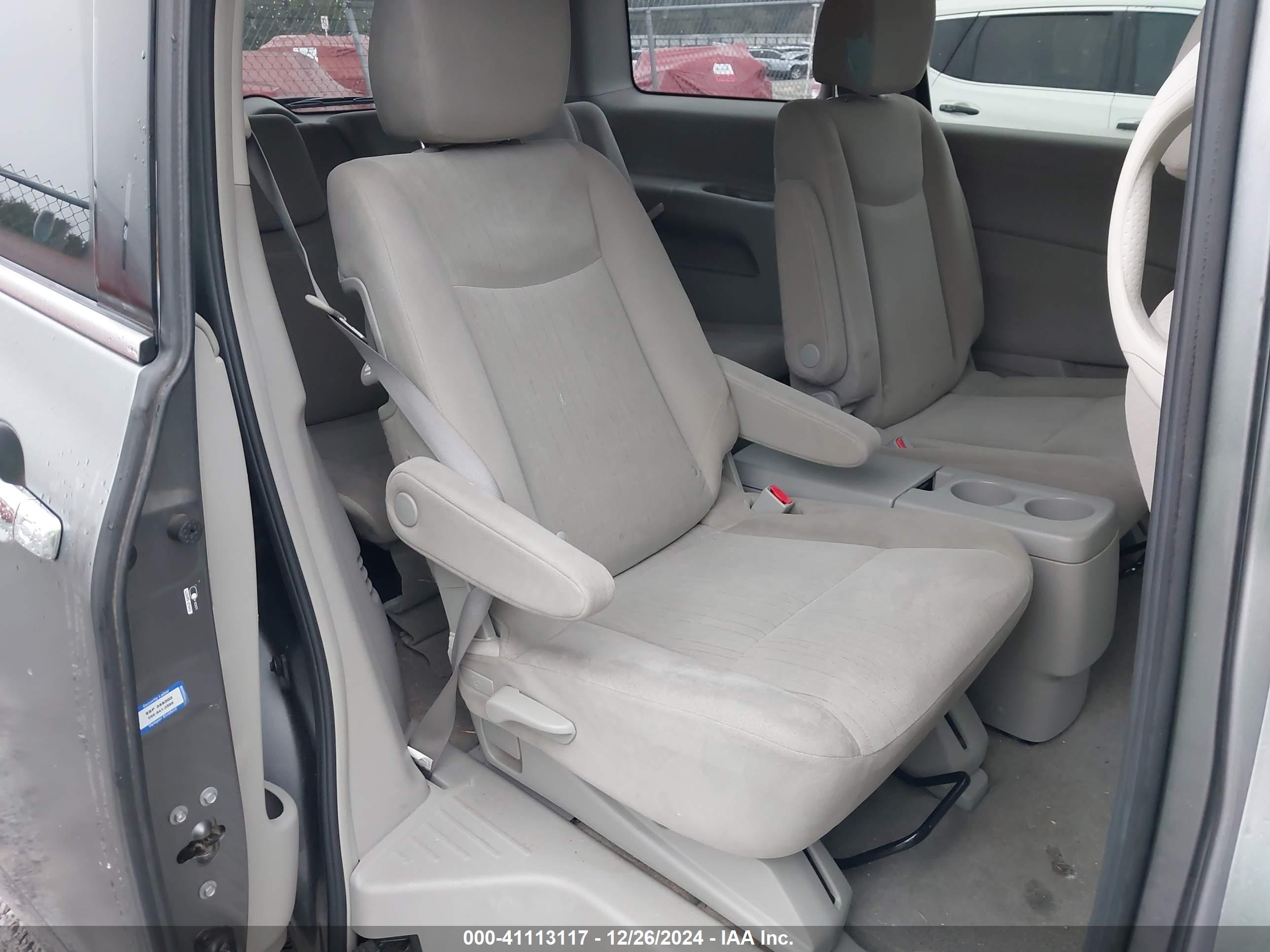 NISSAN QUEST image 8