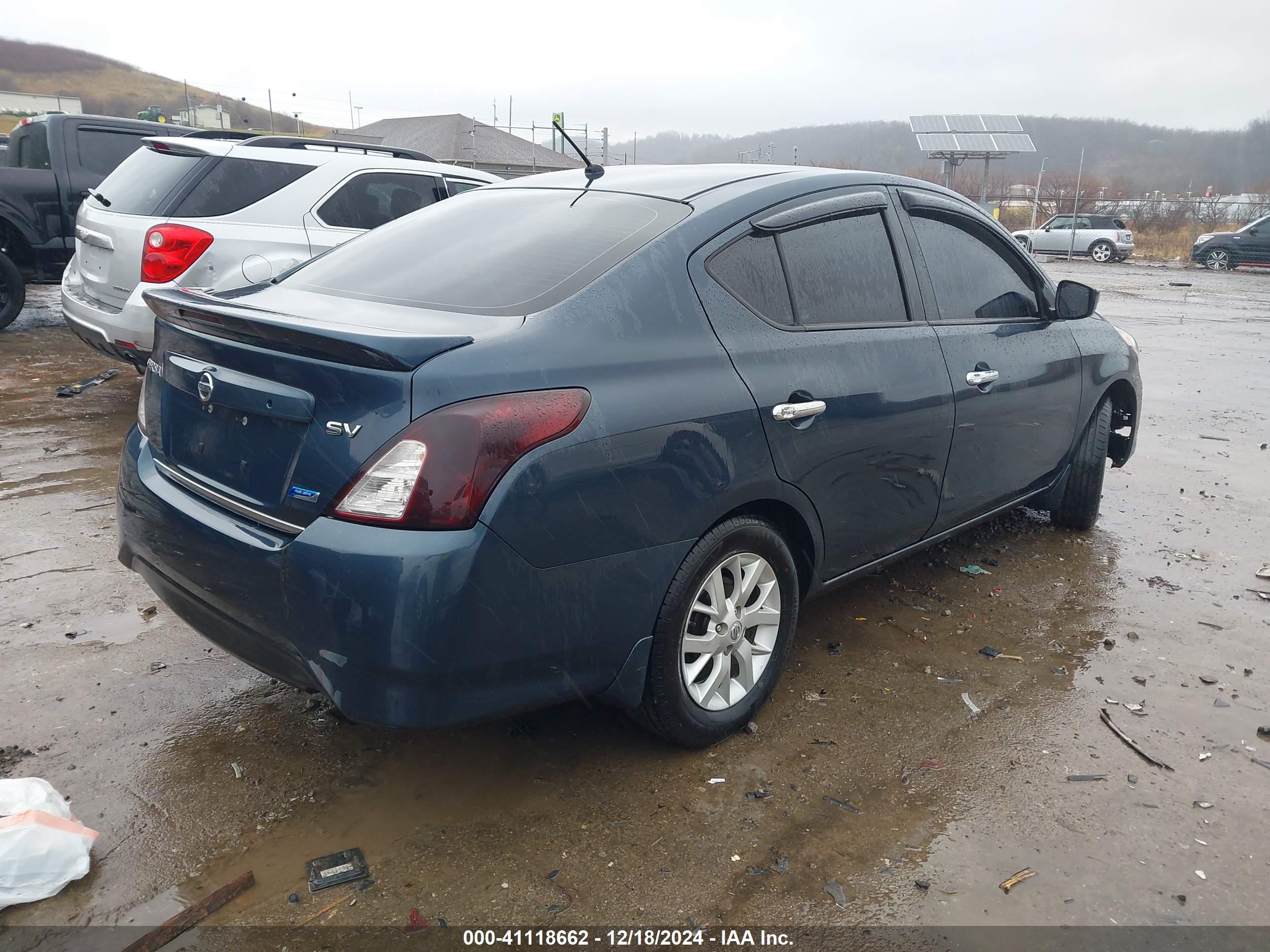 NISSAN VERSA image 4