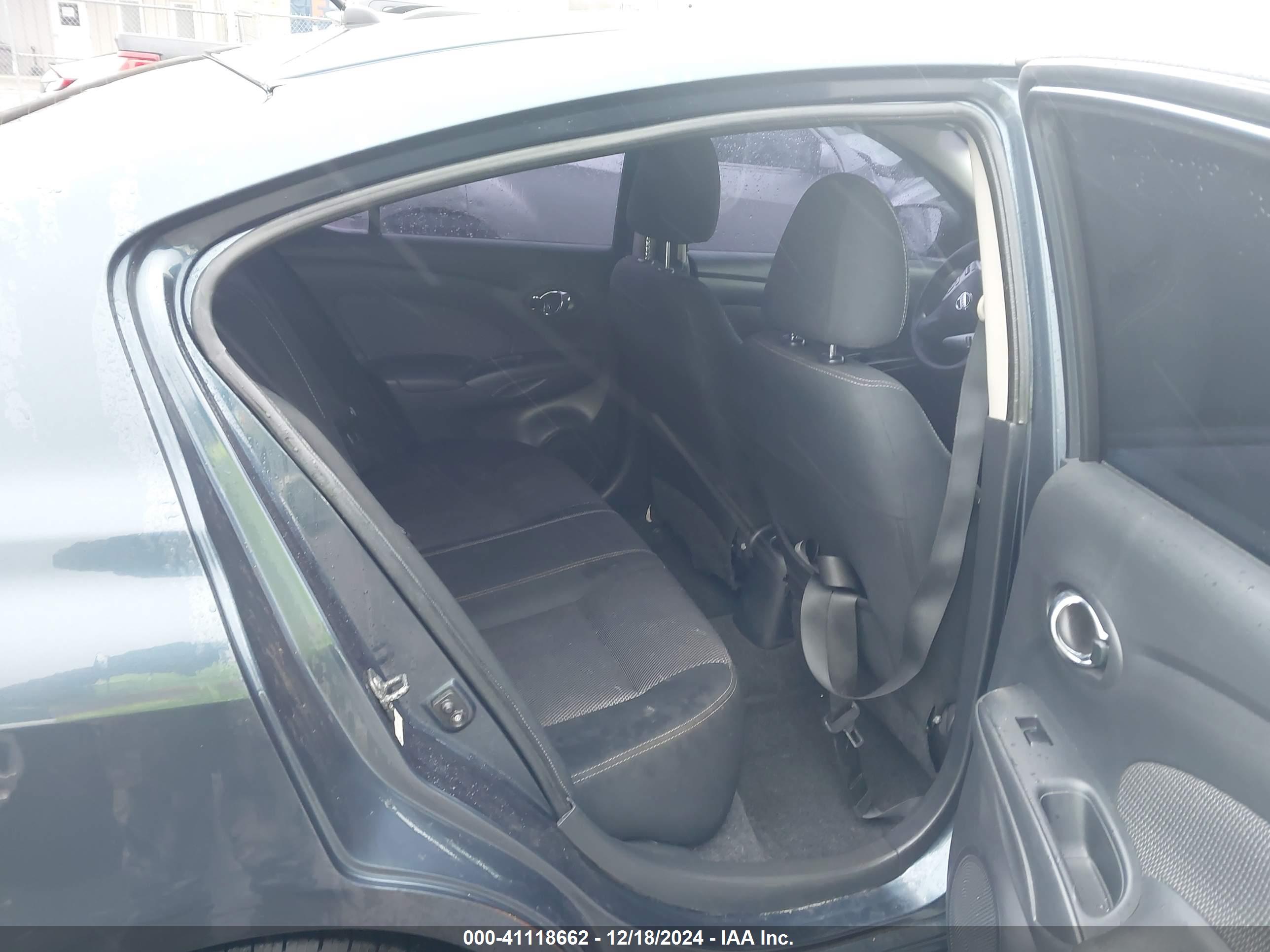 NISSAN VERSA image 8