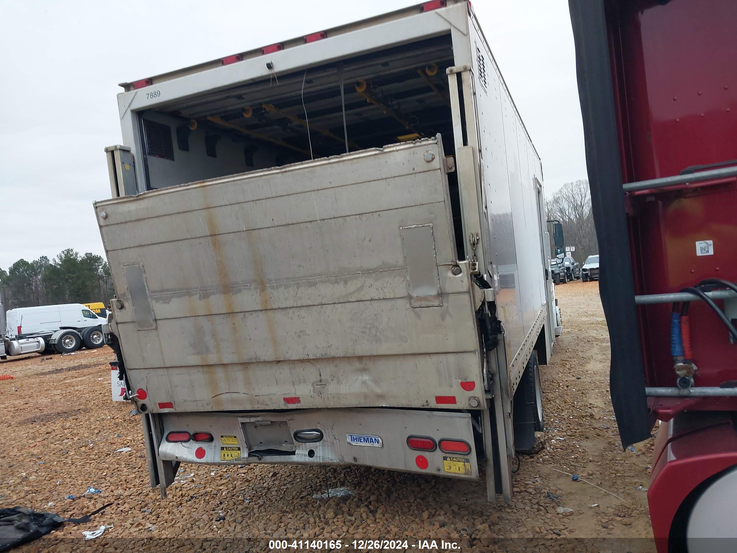 FREIGHTLINER M2 image 4
