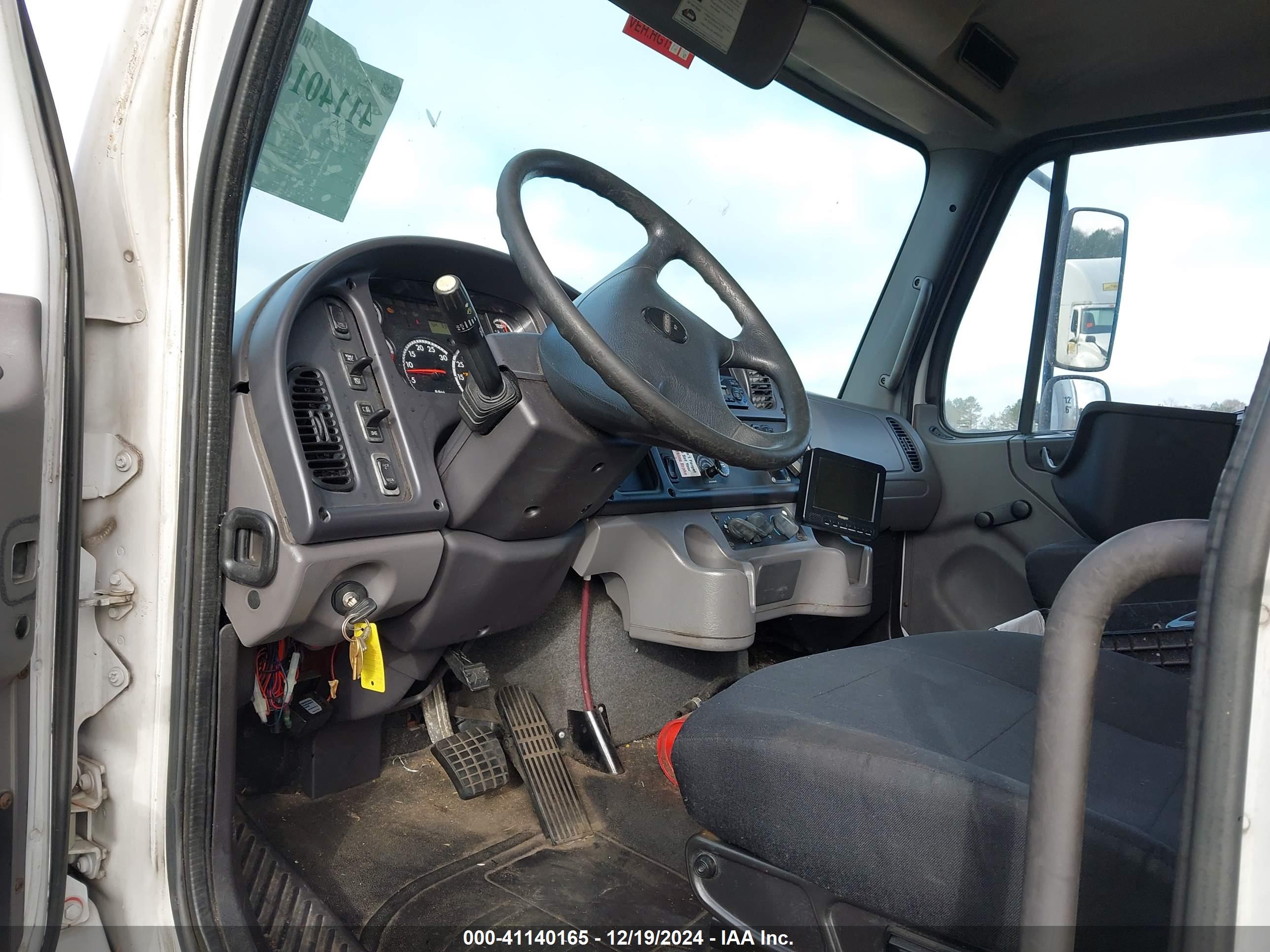 FREIGHTLINER M2 image 7