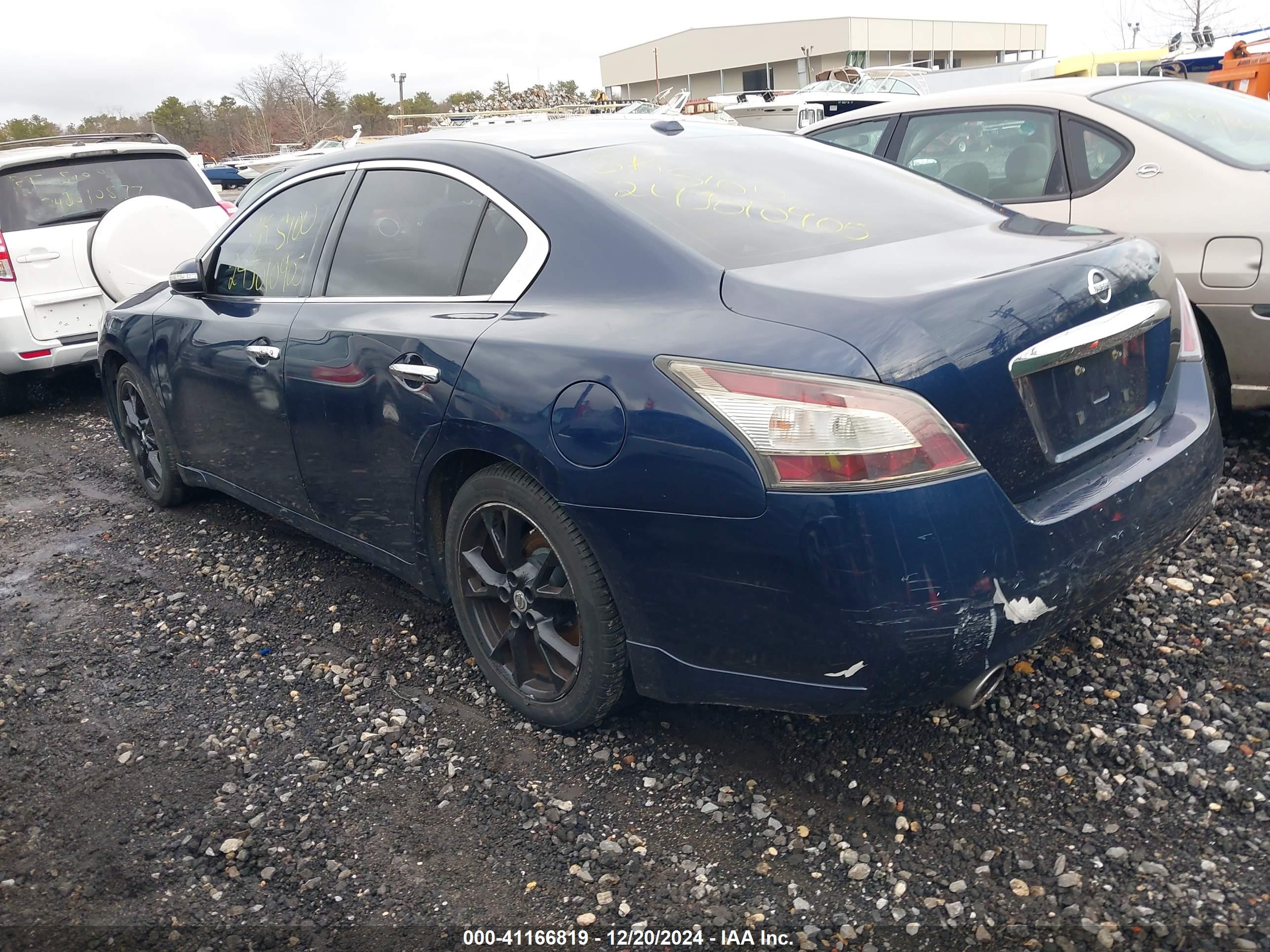 NISSAN MAXIMA image 3