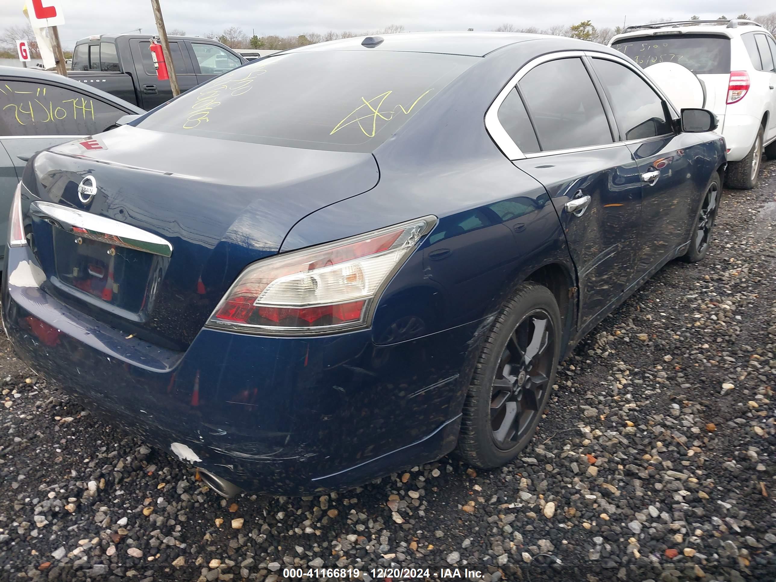 NISSAN MAXIMA image 4