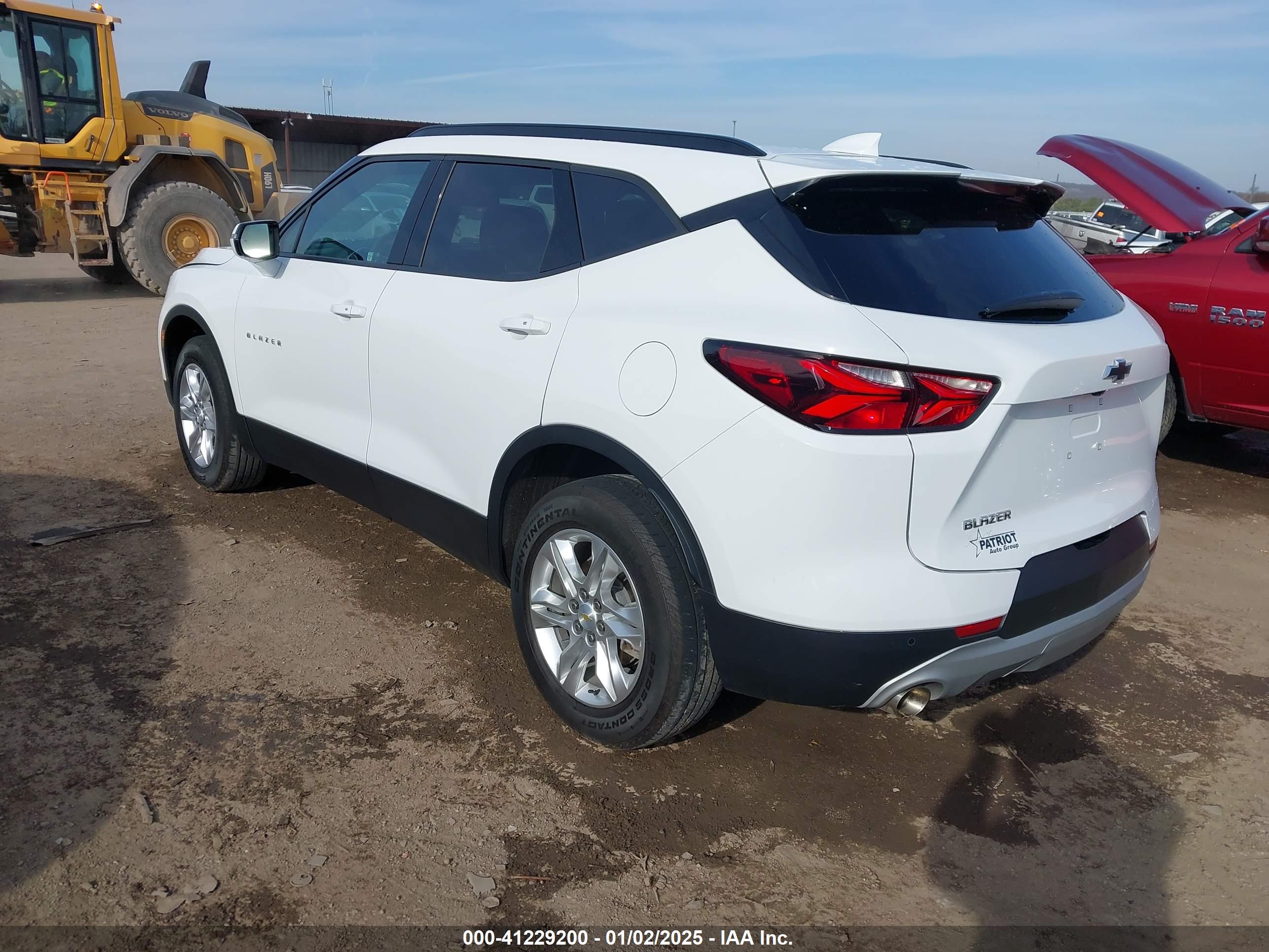CHEVROLET BLAZER image 3
