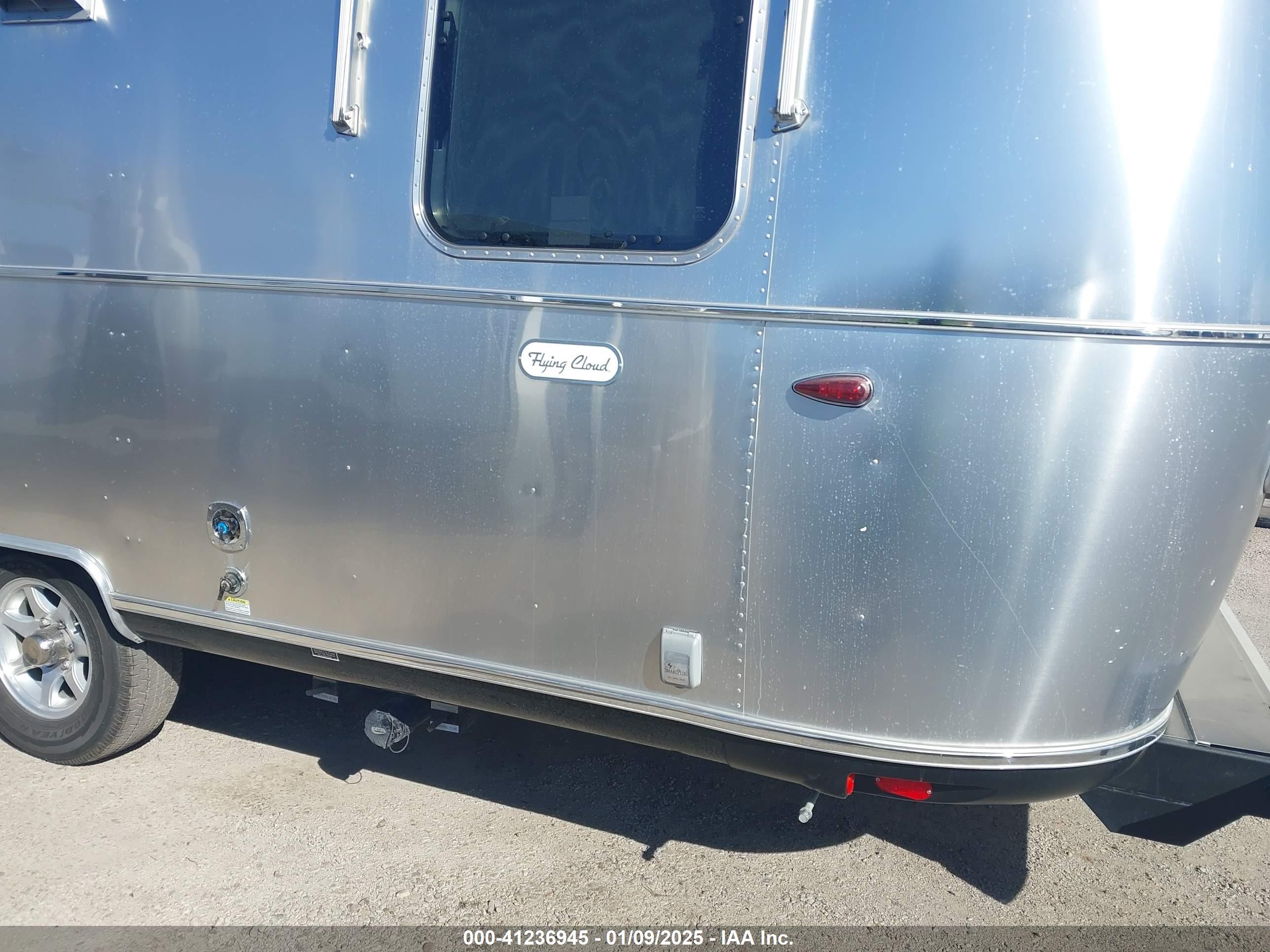 AIRSTREAM FLYING image 10