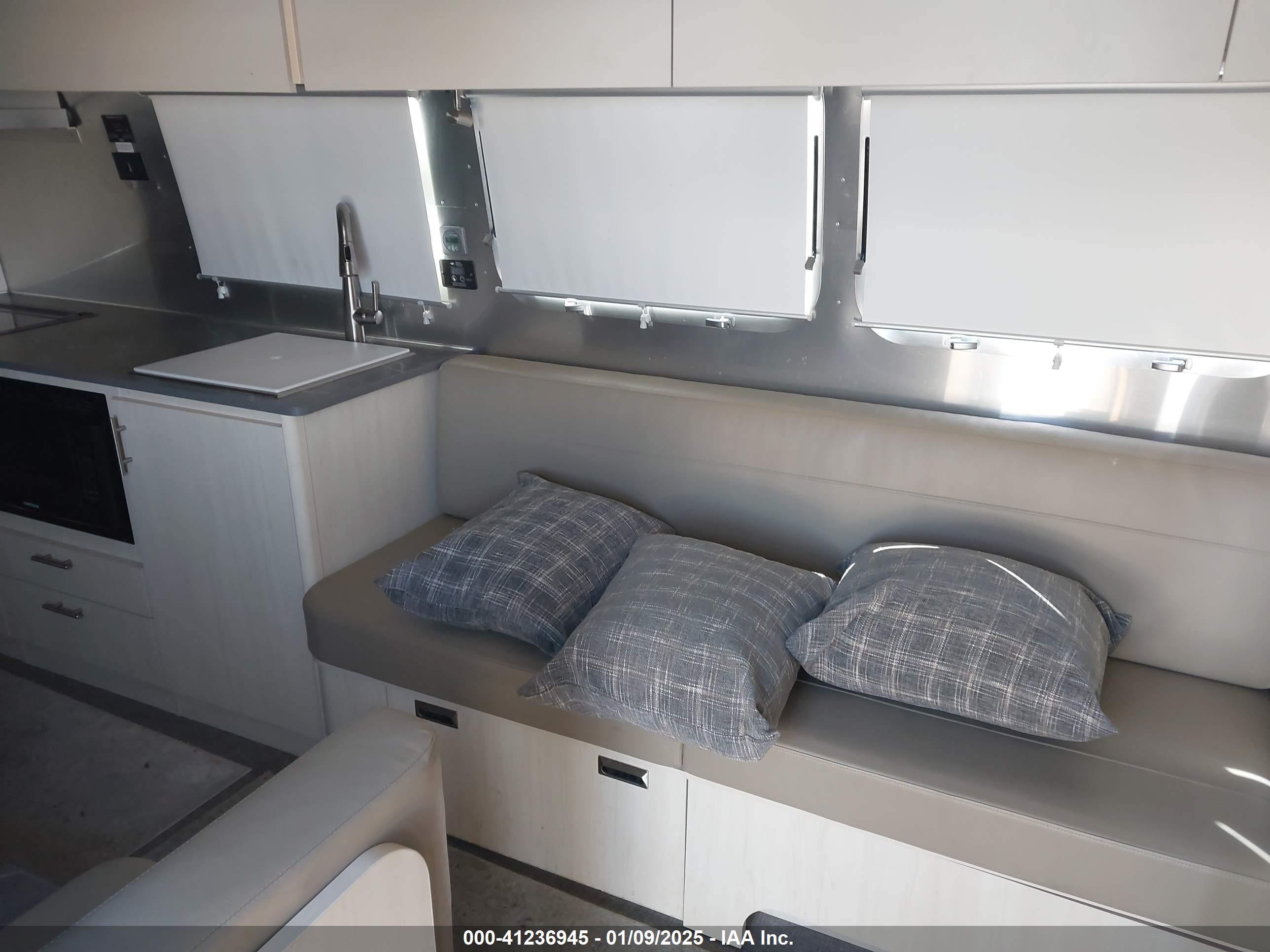 AIRSTREAM FLYING image 5