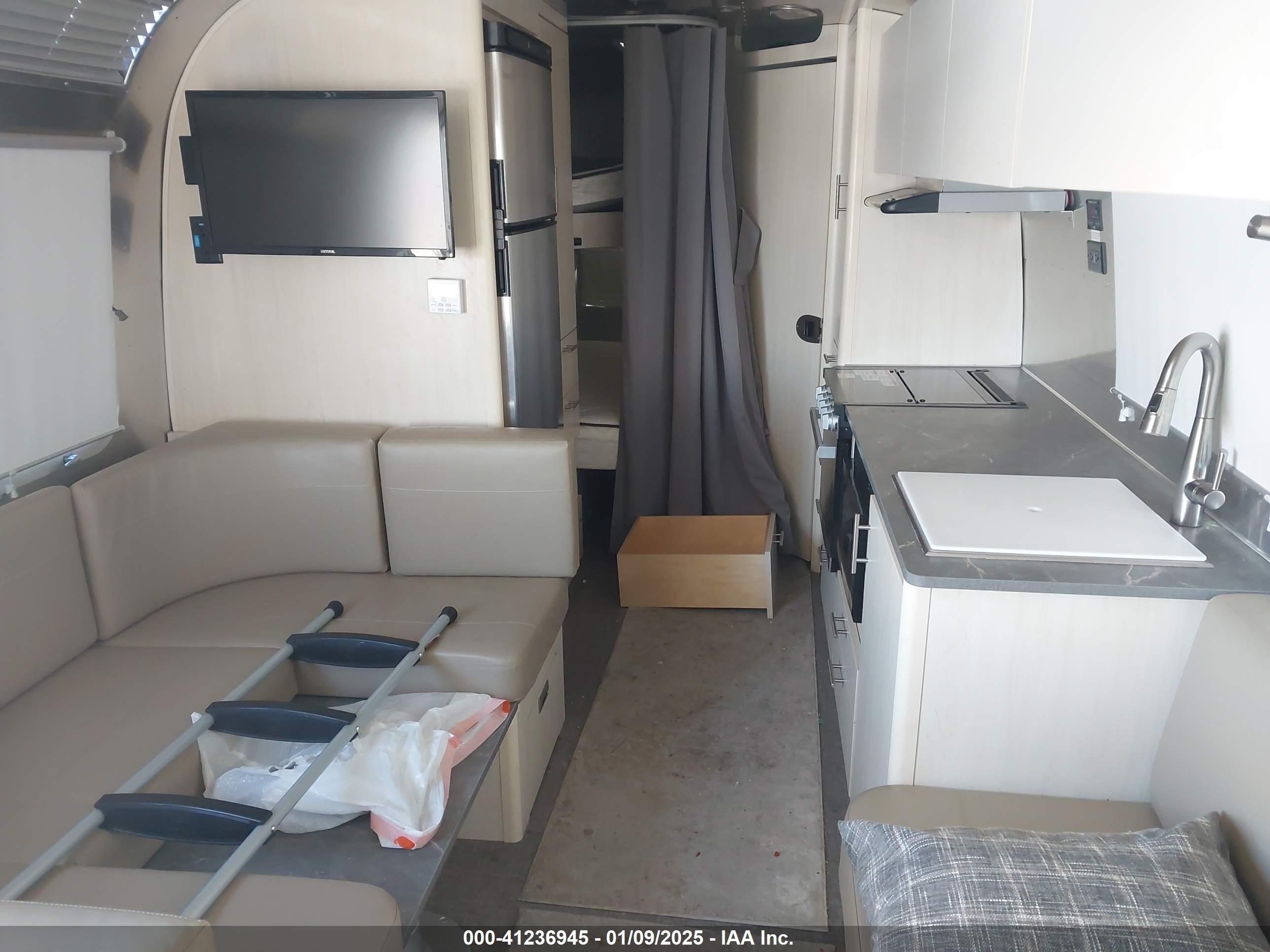 AIRSTREAM FLYING image 8