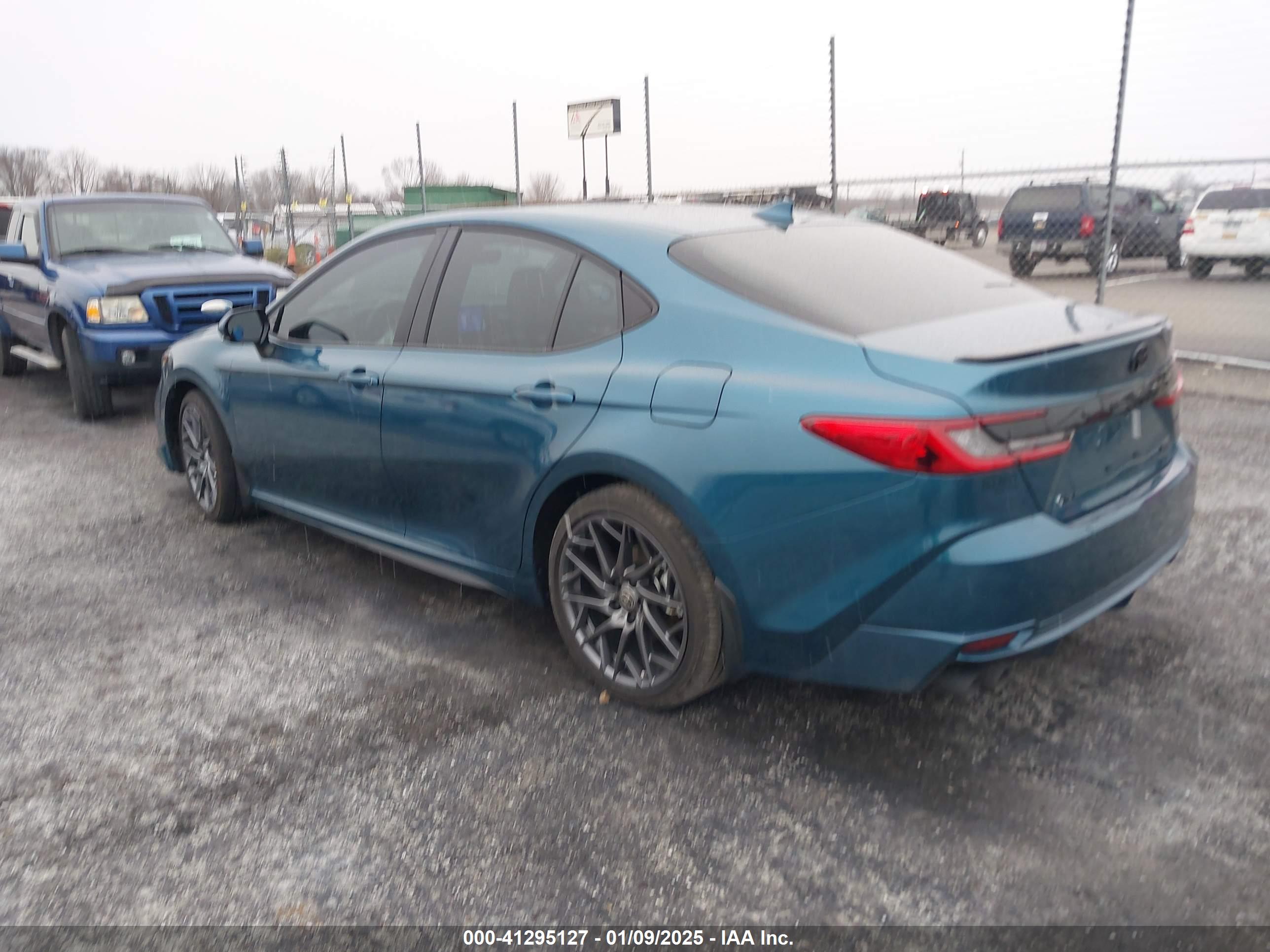 TOYOTA CAMRY image 3