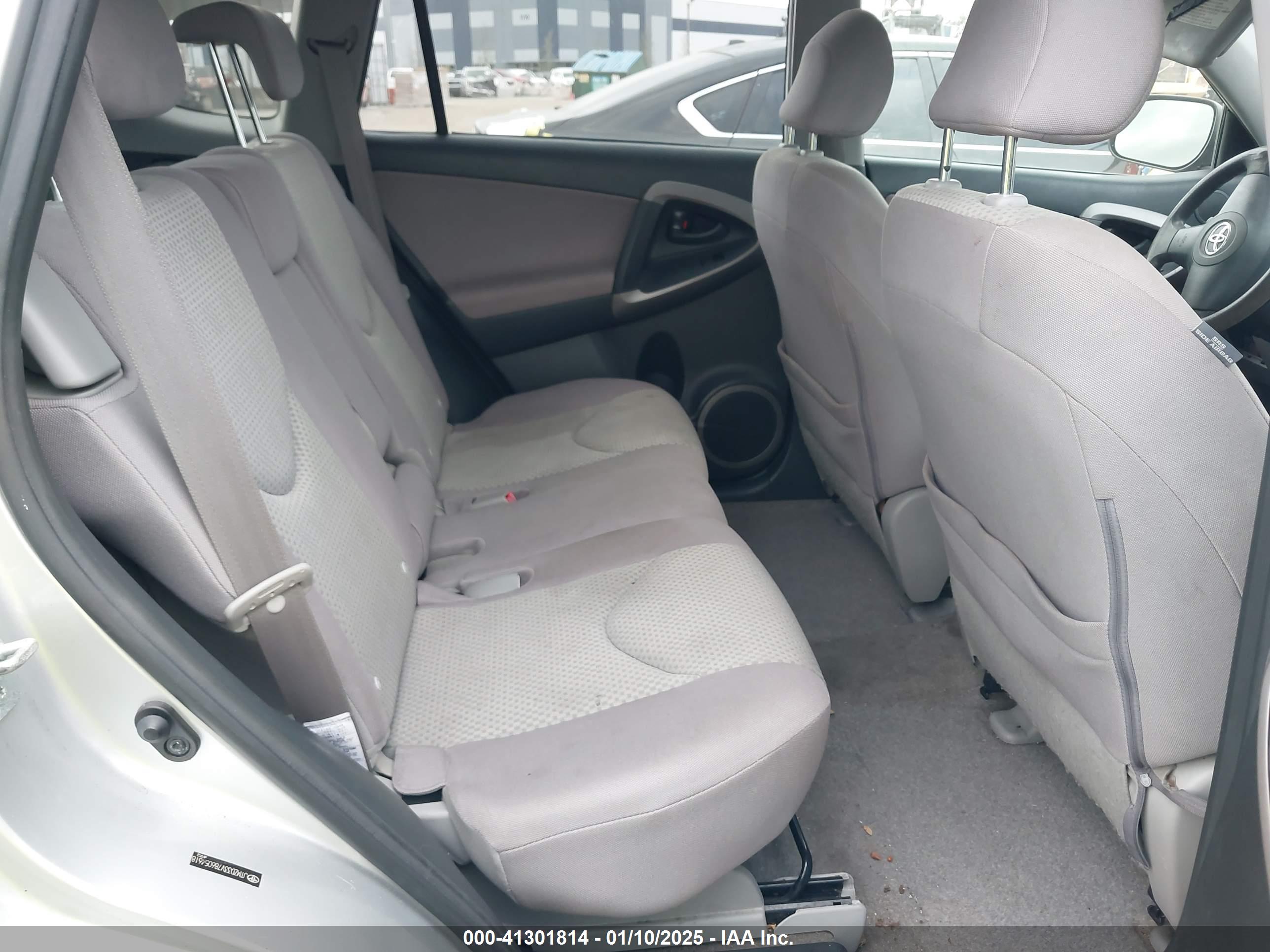 TOYOTA RAV4 image 8