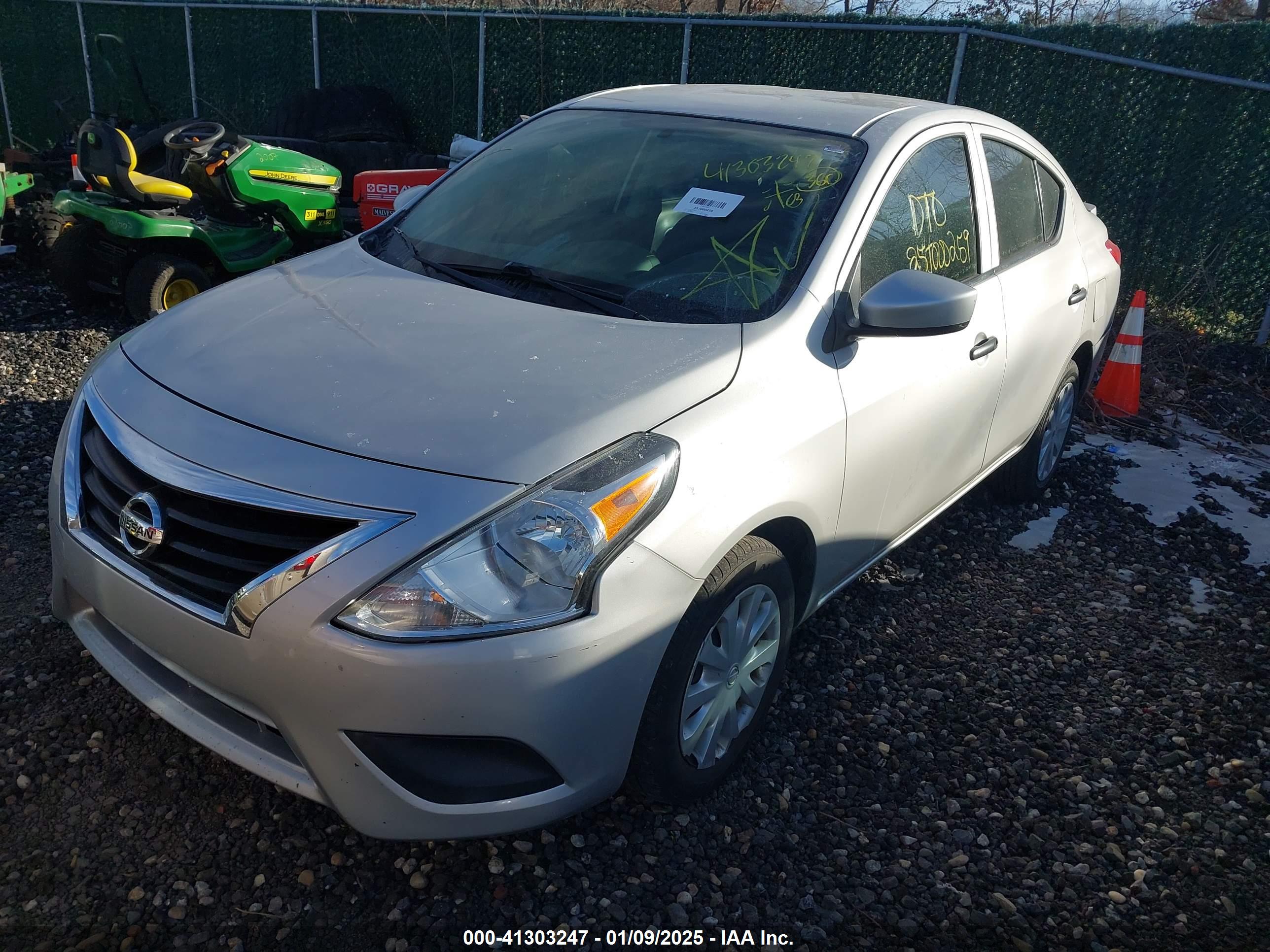 NISSAN VERSA image 2