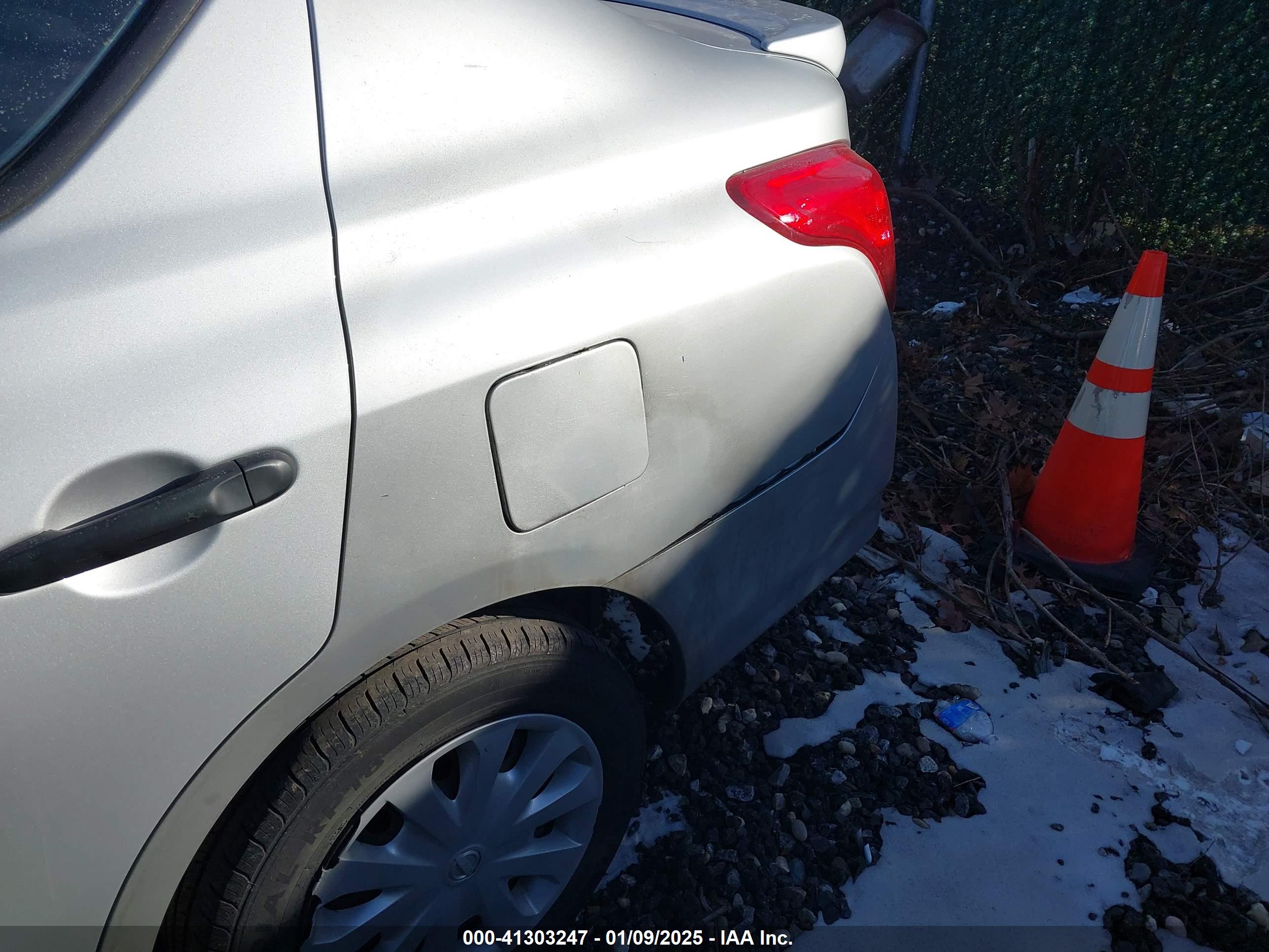 NISSAN VERSA image 6