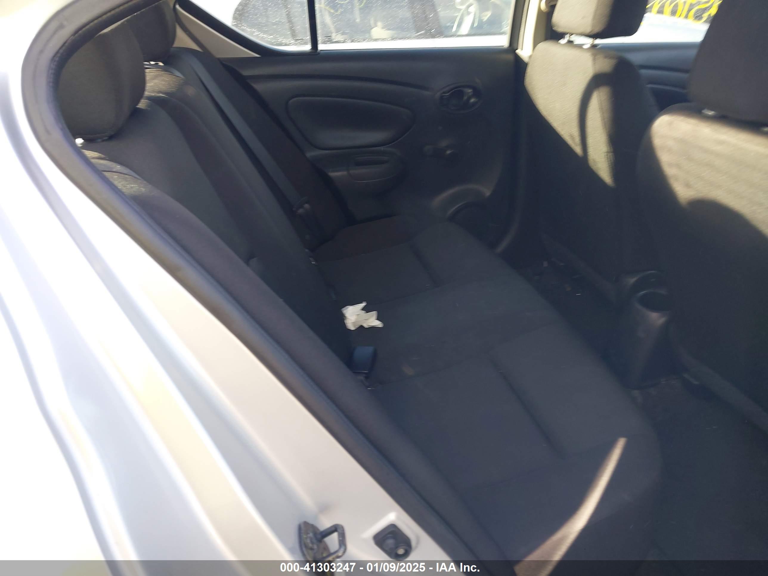 NISSAN VERSA image 8