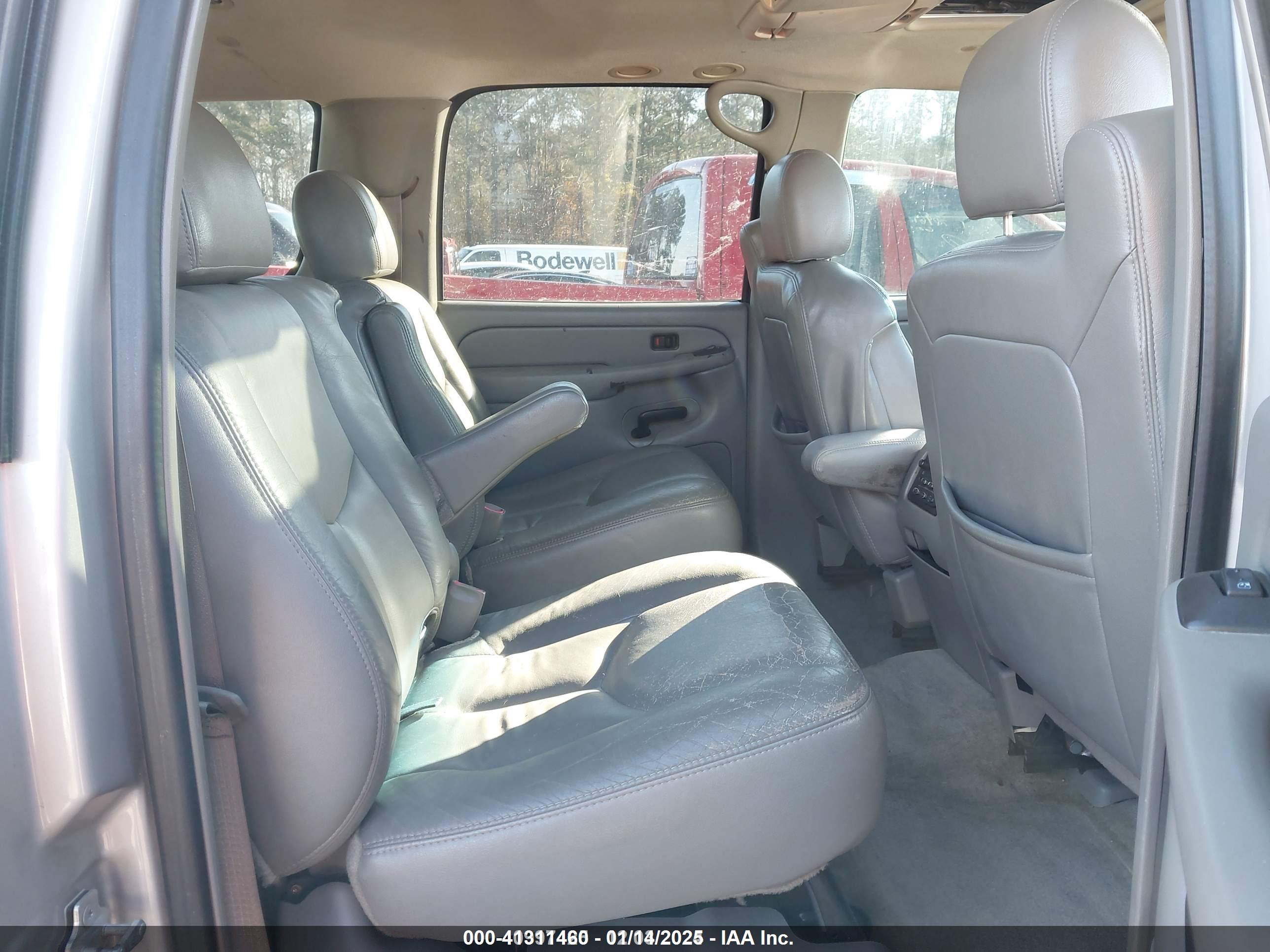 CHEVROLET SUBURBAN image 8