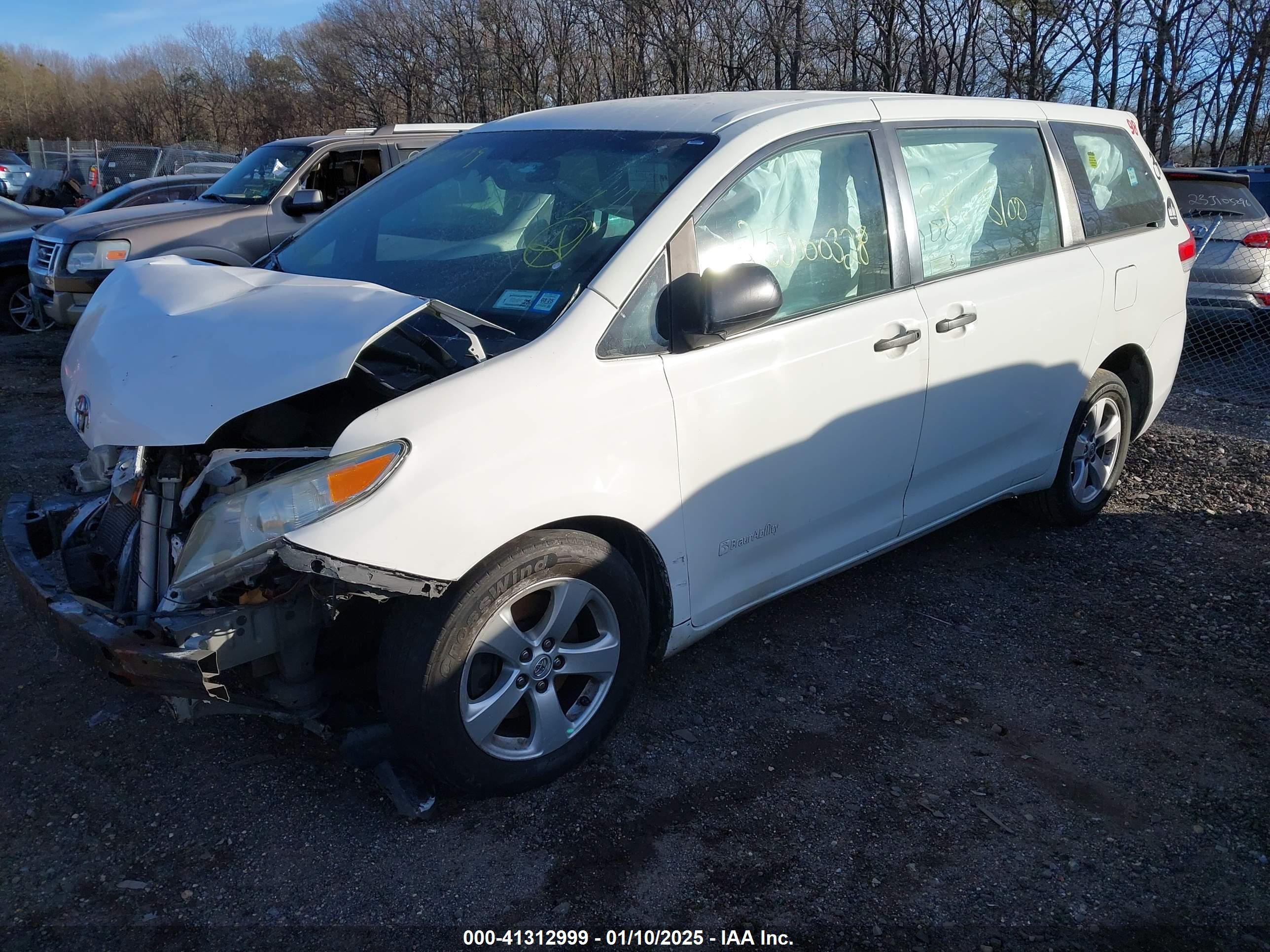 TOYOTA SIENNA image 2