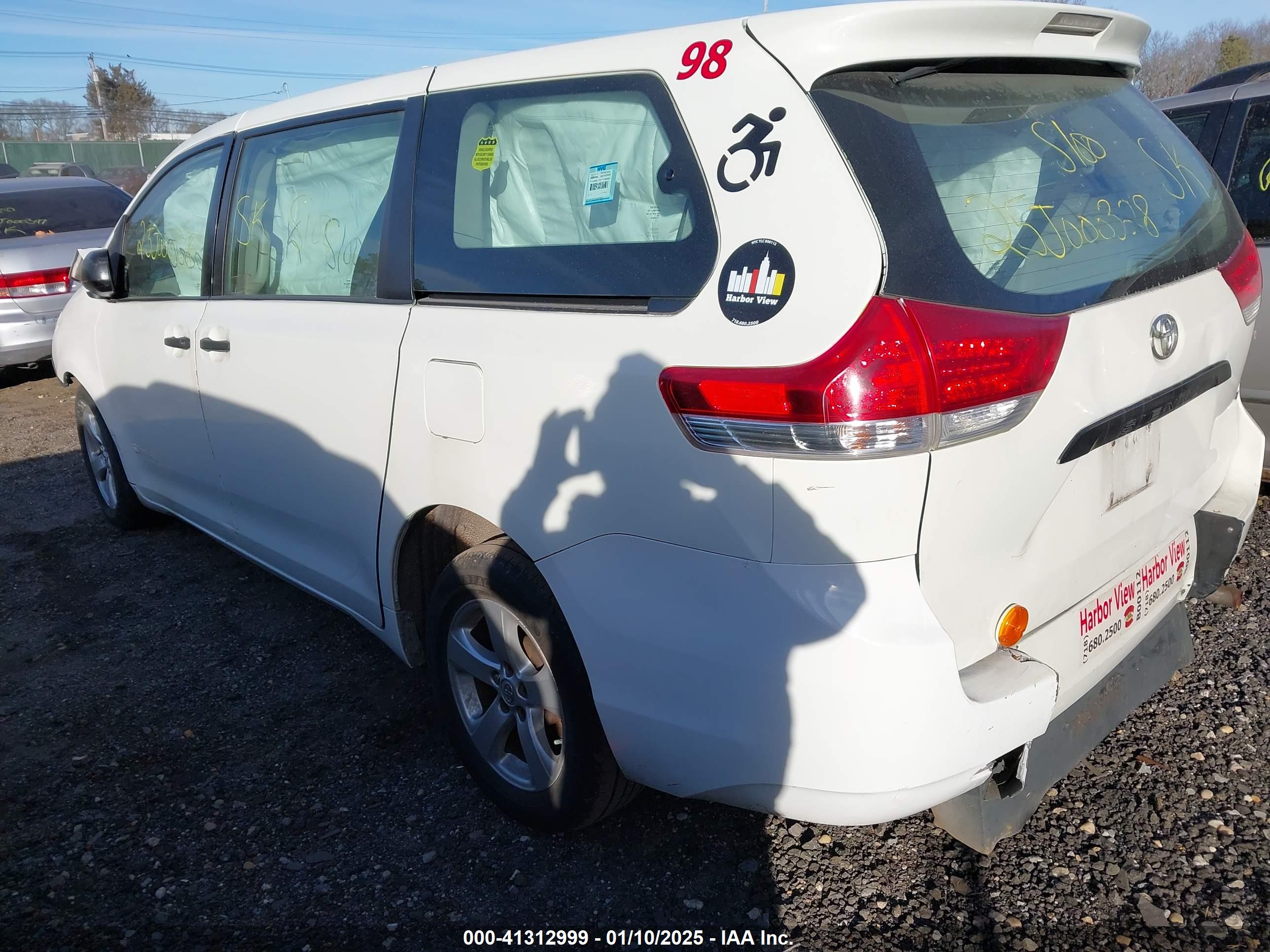 TOYOTA SIENNA image 3