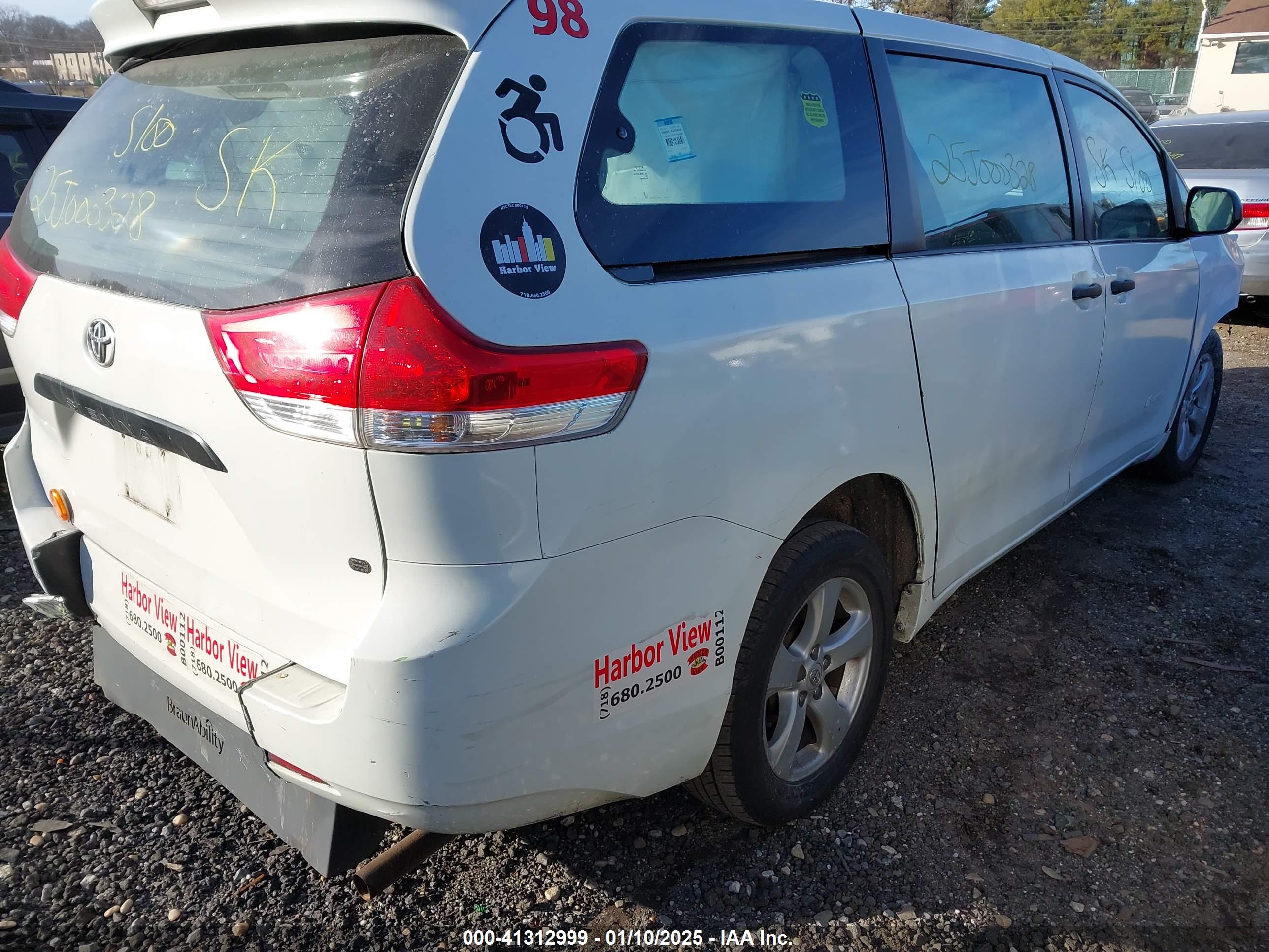 TOYOTA SIENNA image 4