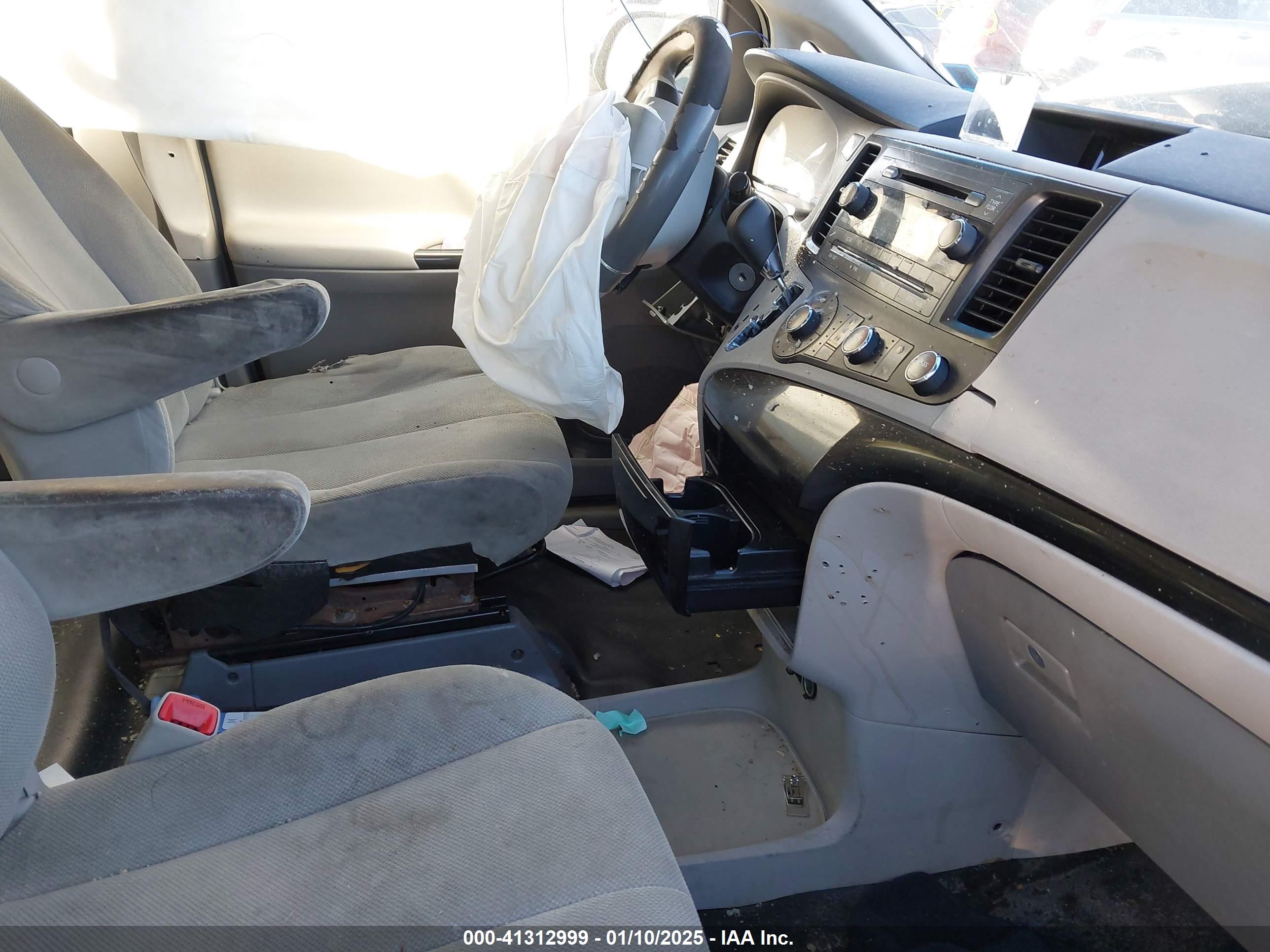 TOYOTA SIENNA image 5