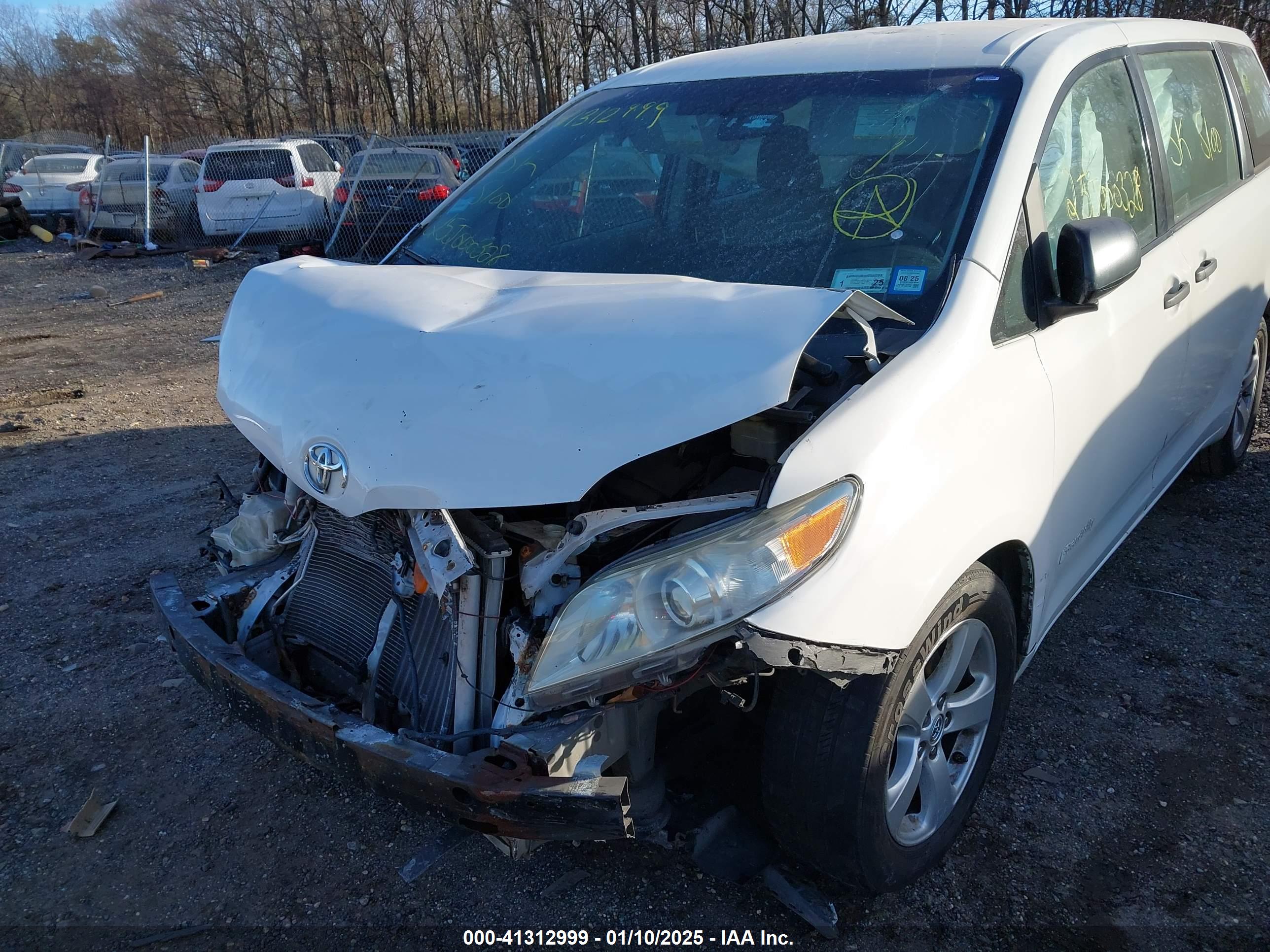 TOYOTA SIENNA image 6