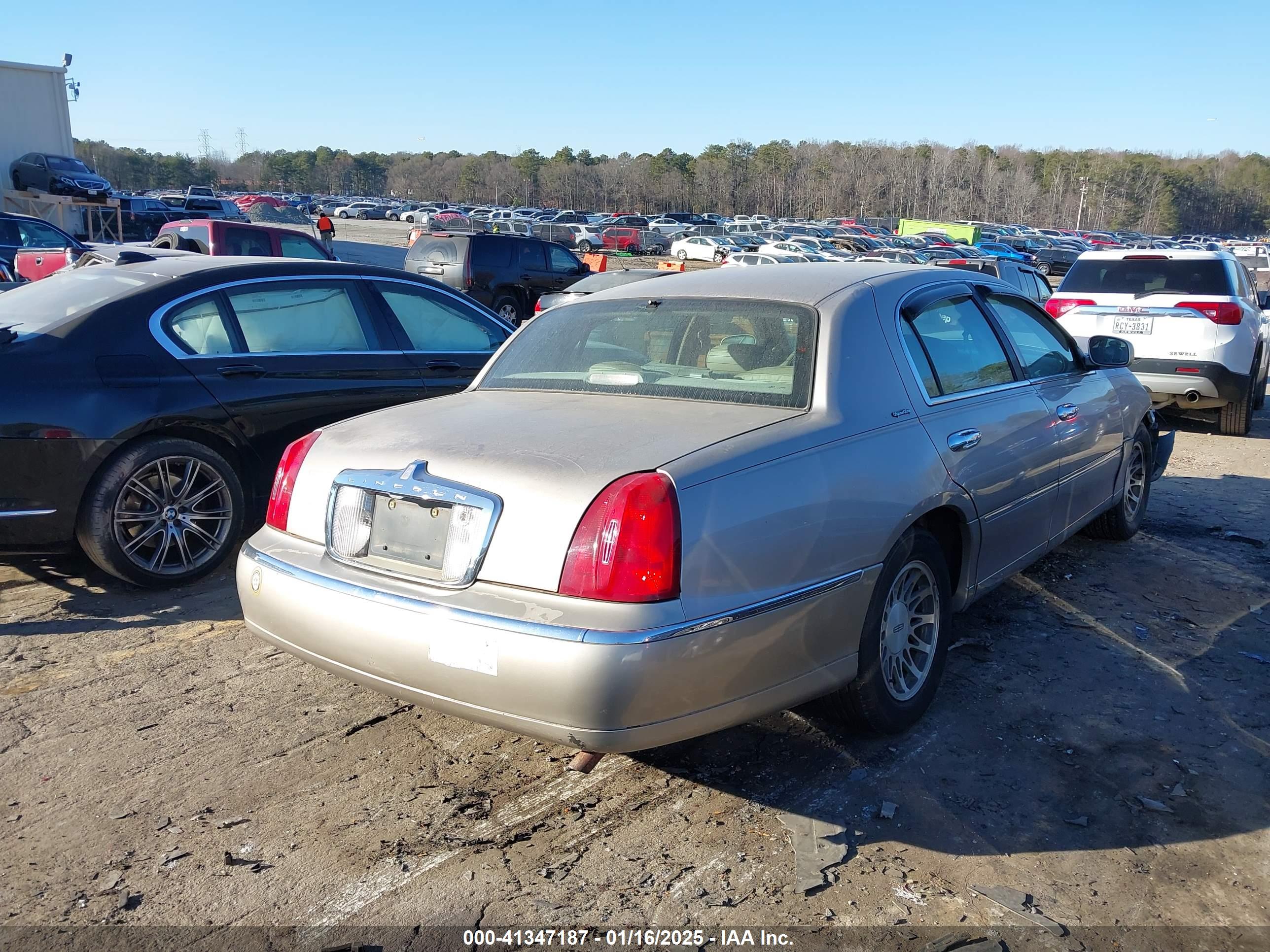 LINCOLN TOWN image 4