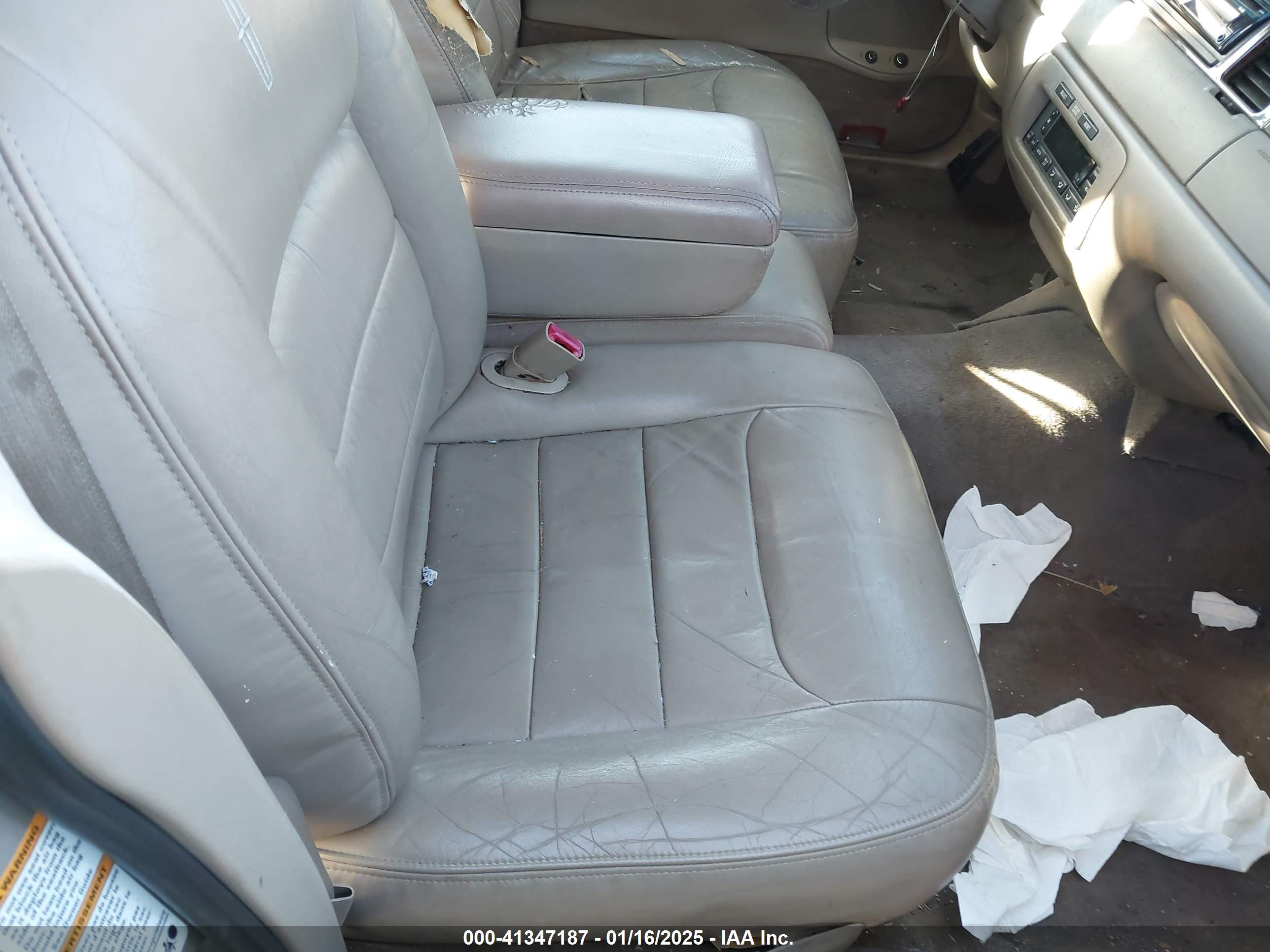 LINCOLN TOWN image 5