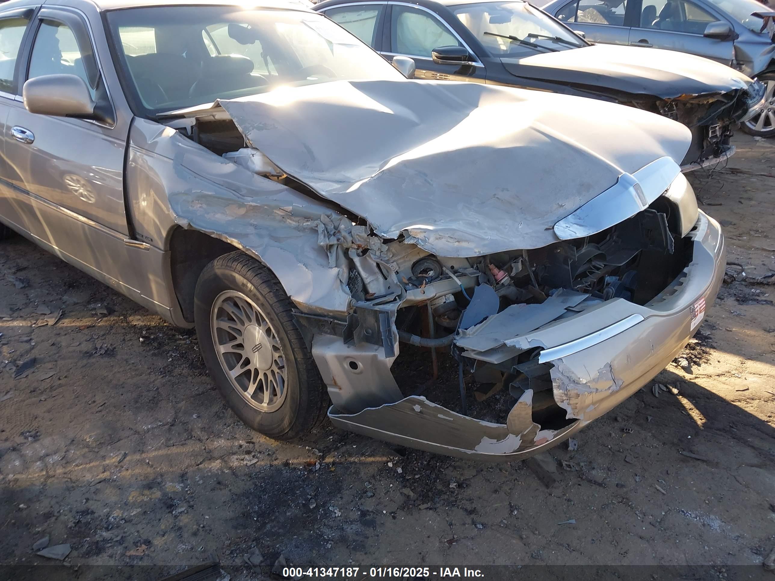 LINCOLN TOWN image 6