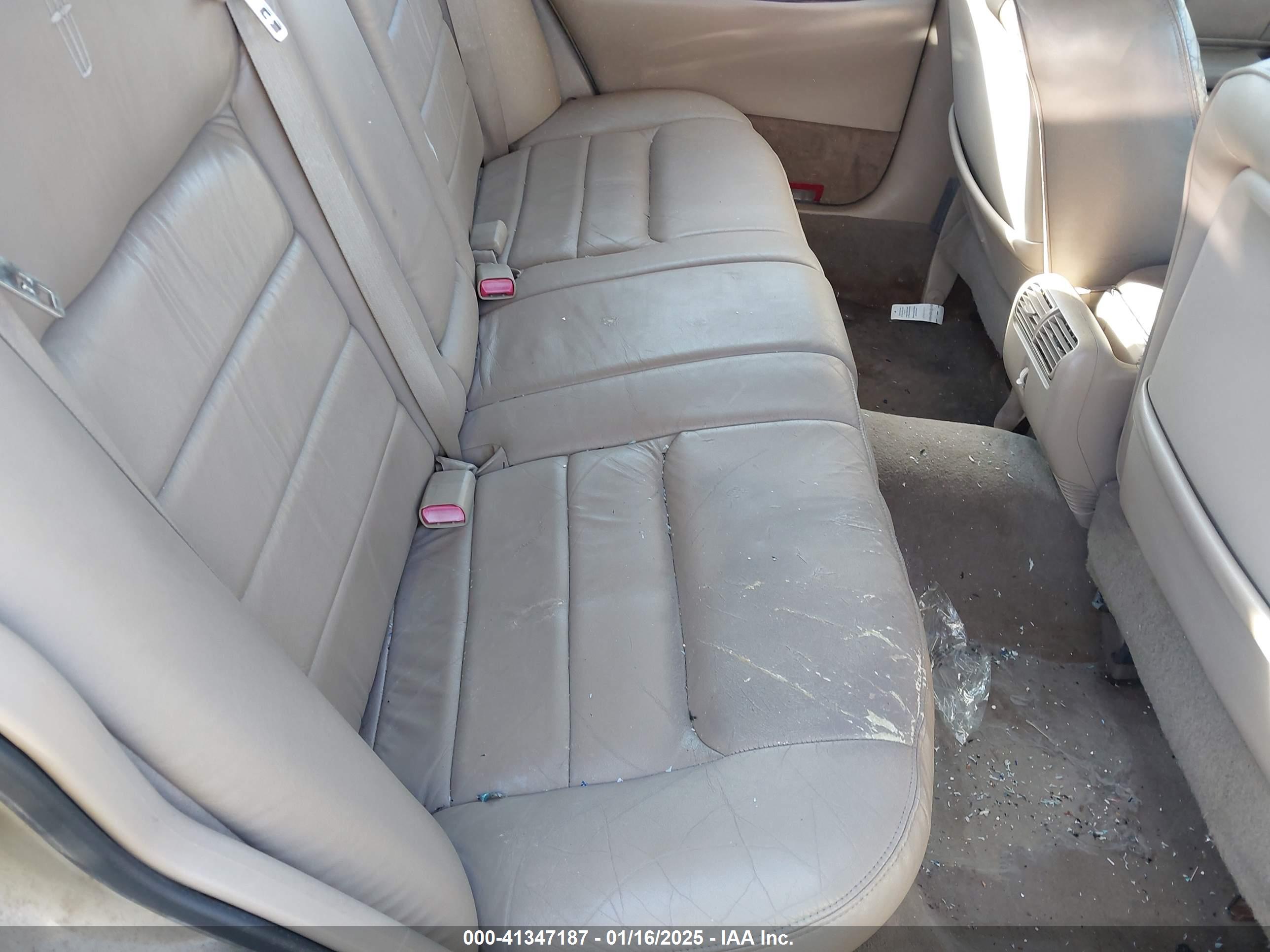 LINCOLN TOWN image 8