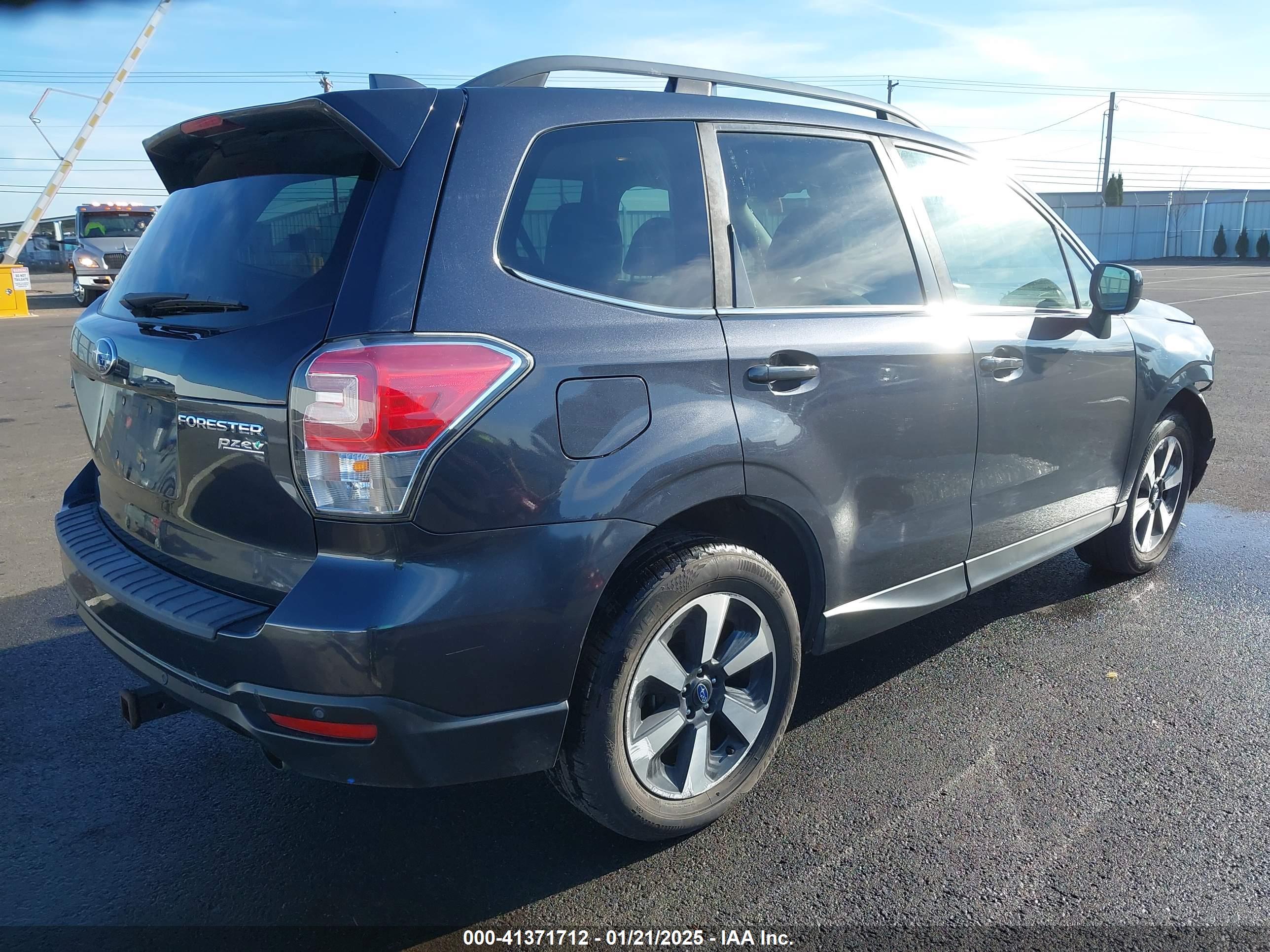 SUBARU FORESTER image 4