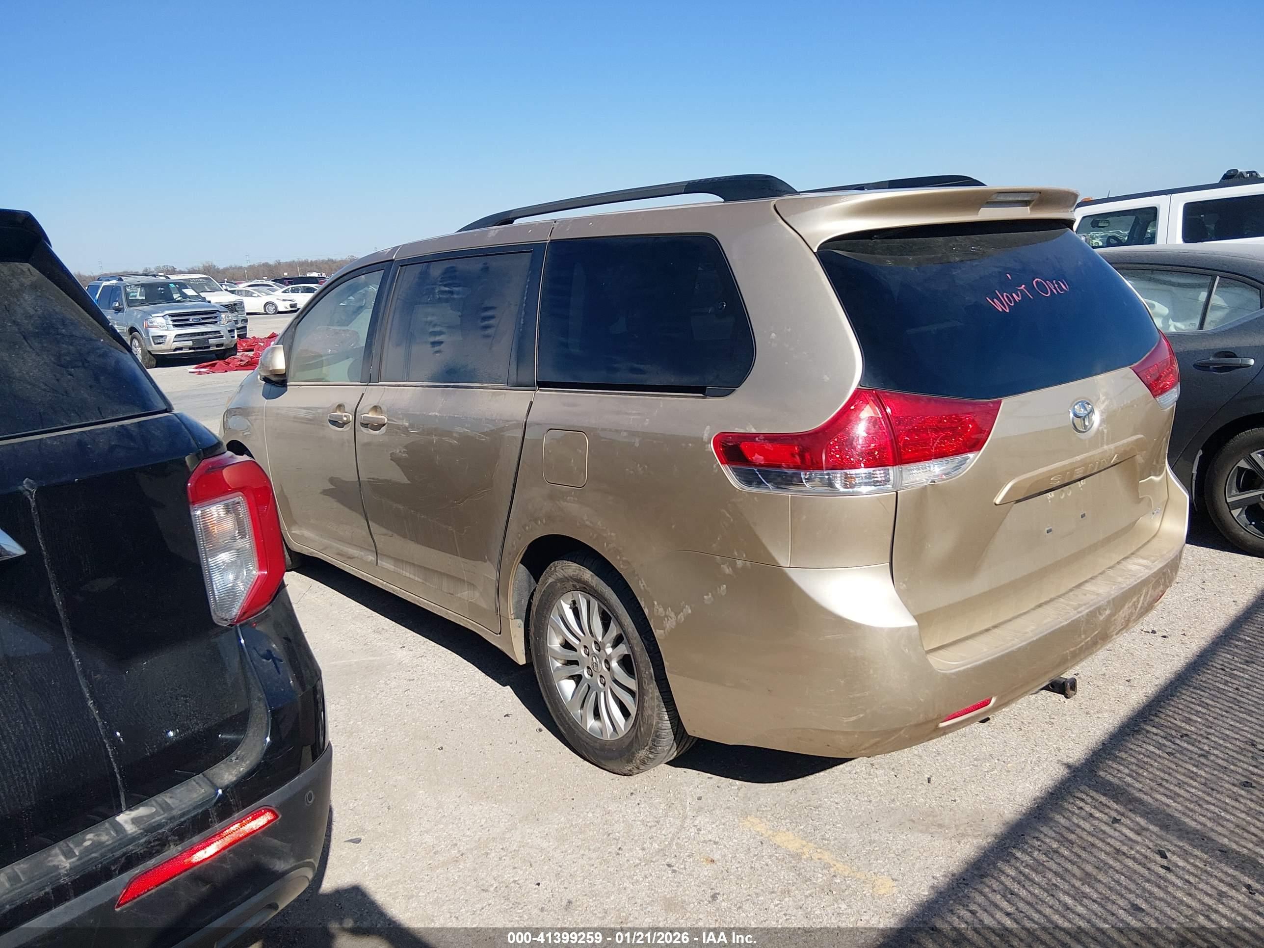 TOYOTA SIENNA image 3