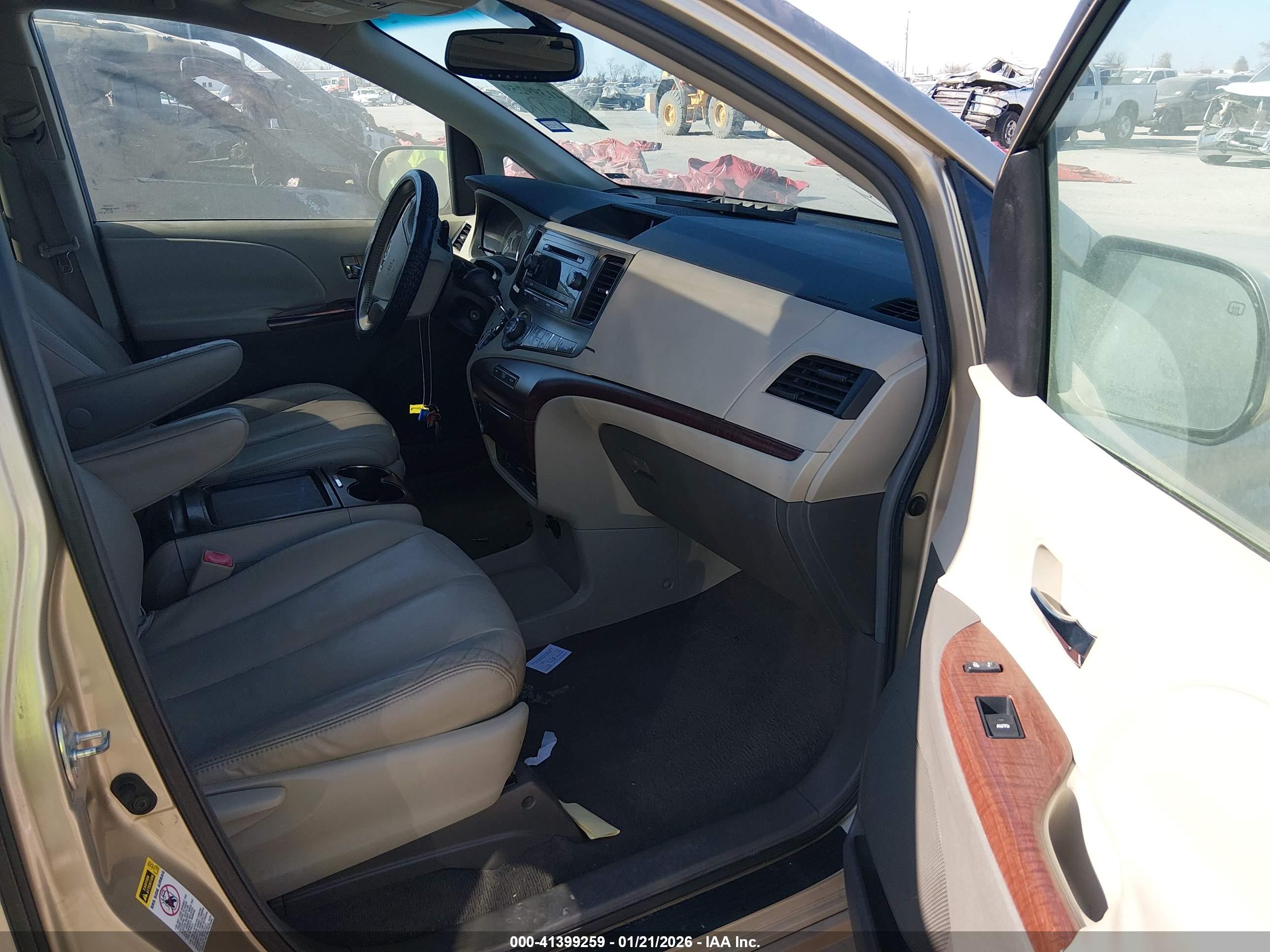 TOYOTA SIENNA image 5