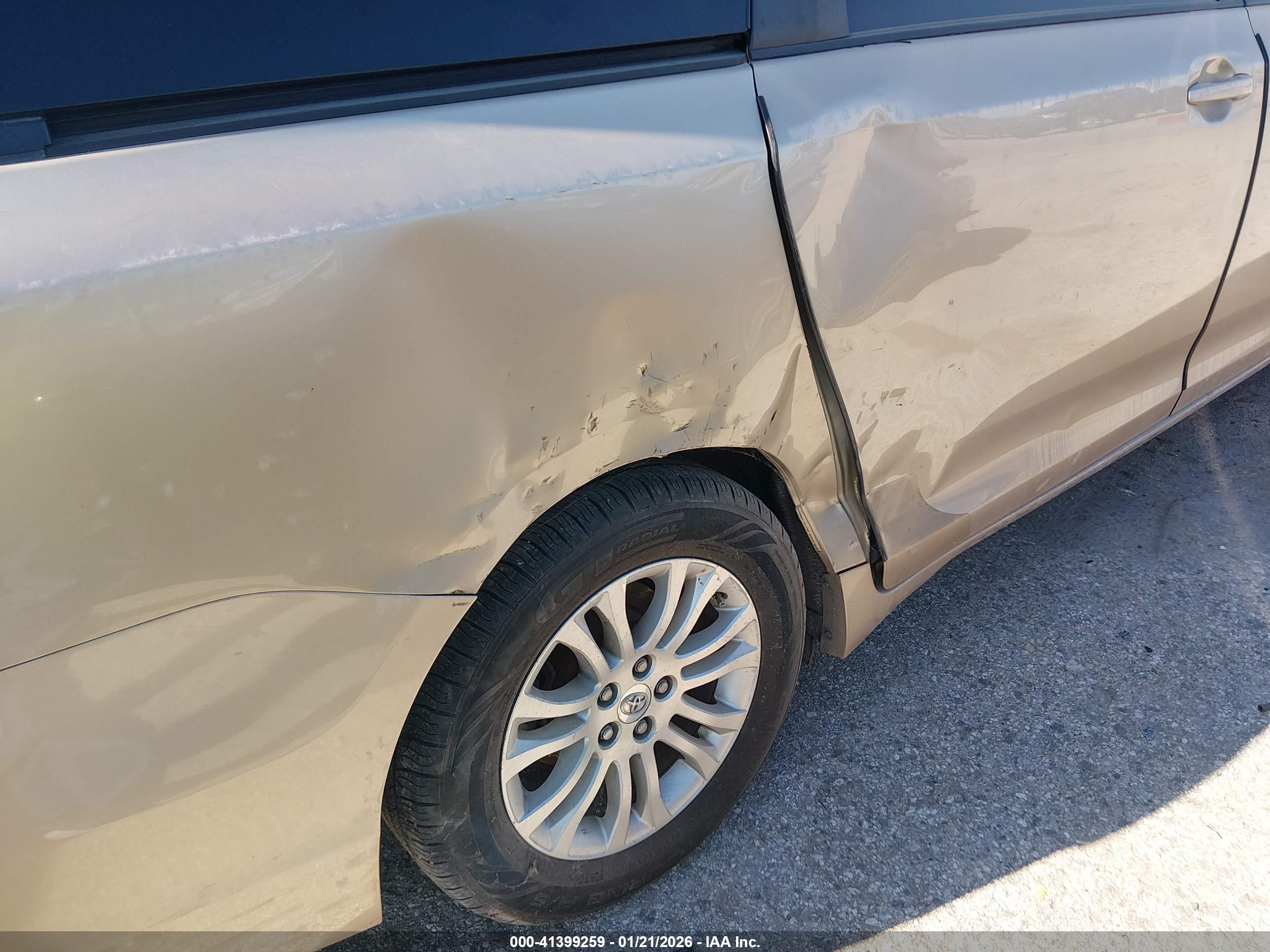 TOYOTA SIENNA image 6