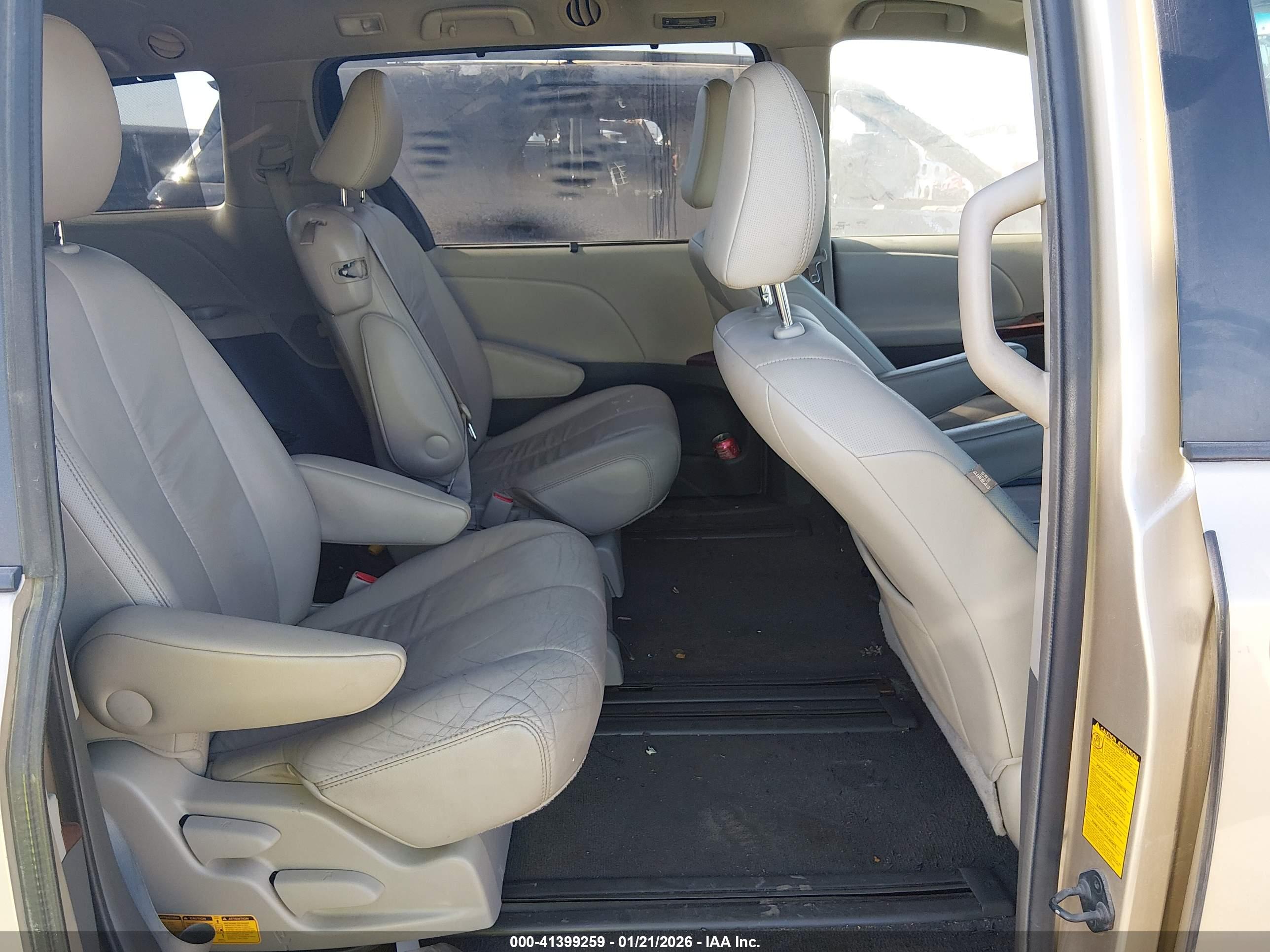 TOYOTA SIENNA image 8
