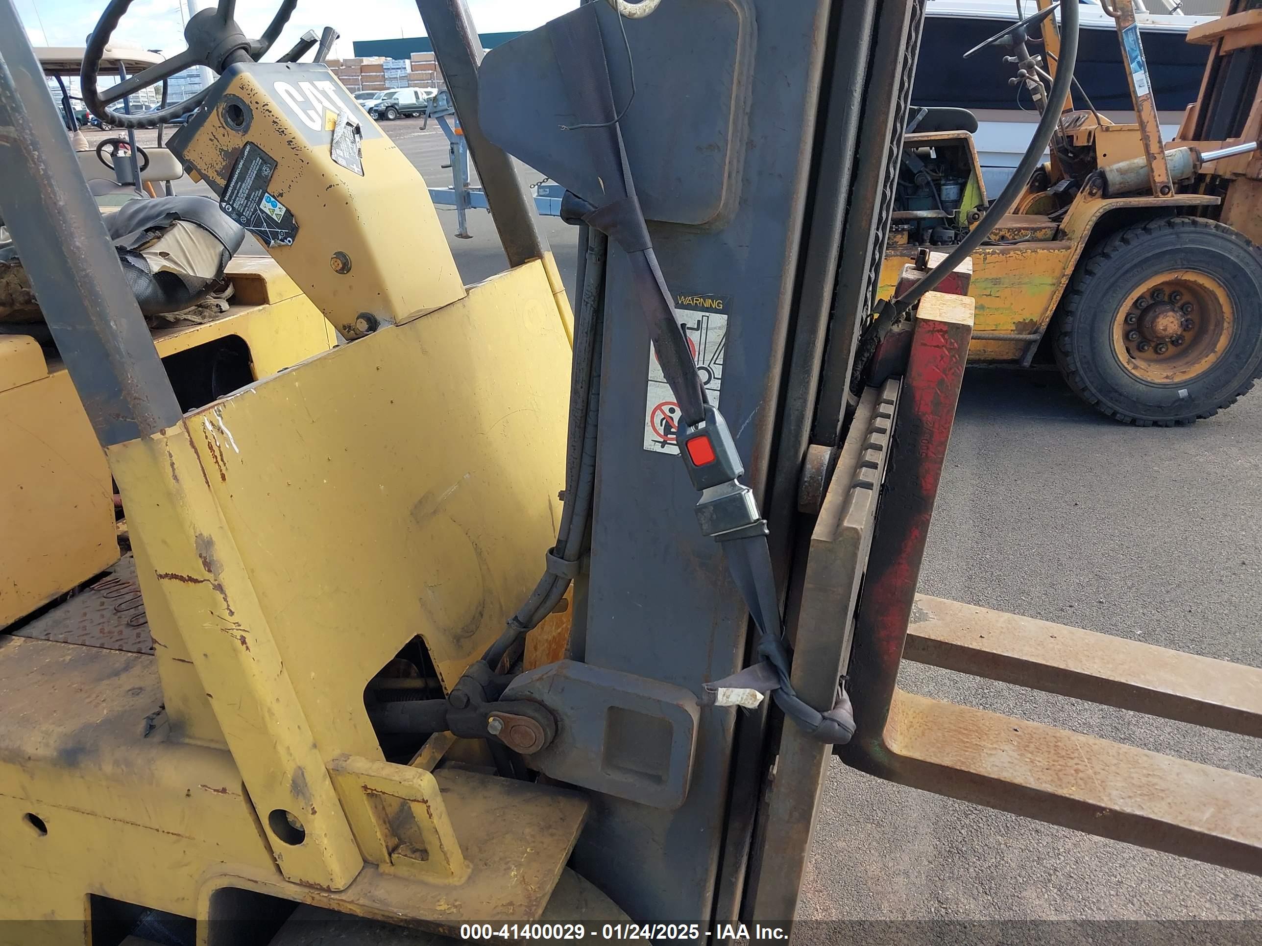 CATERPILLAR FORKLIFT image 6