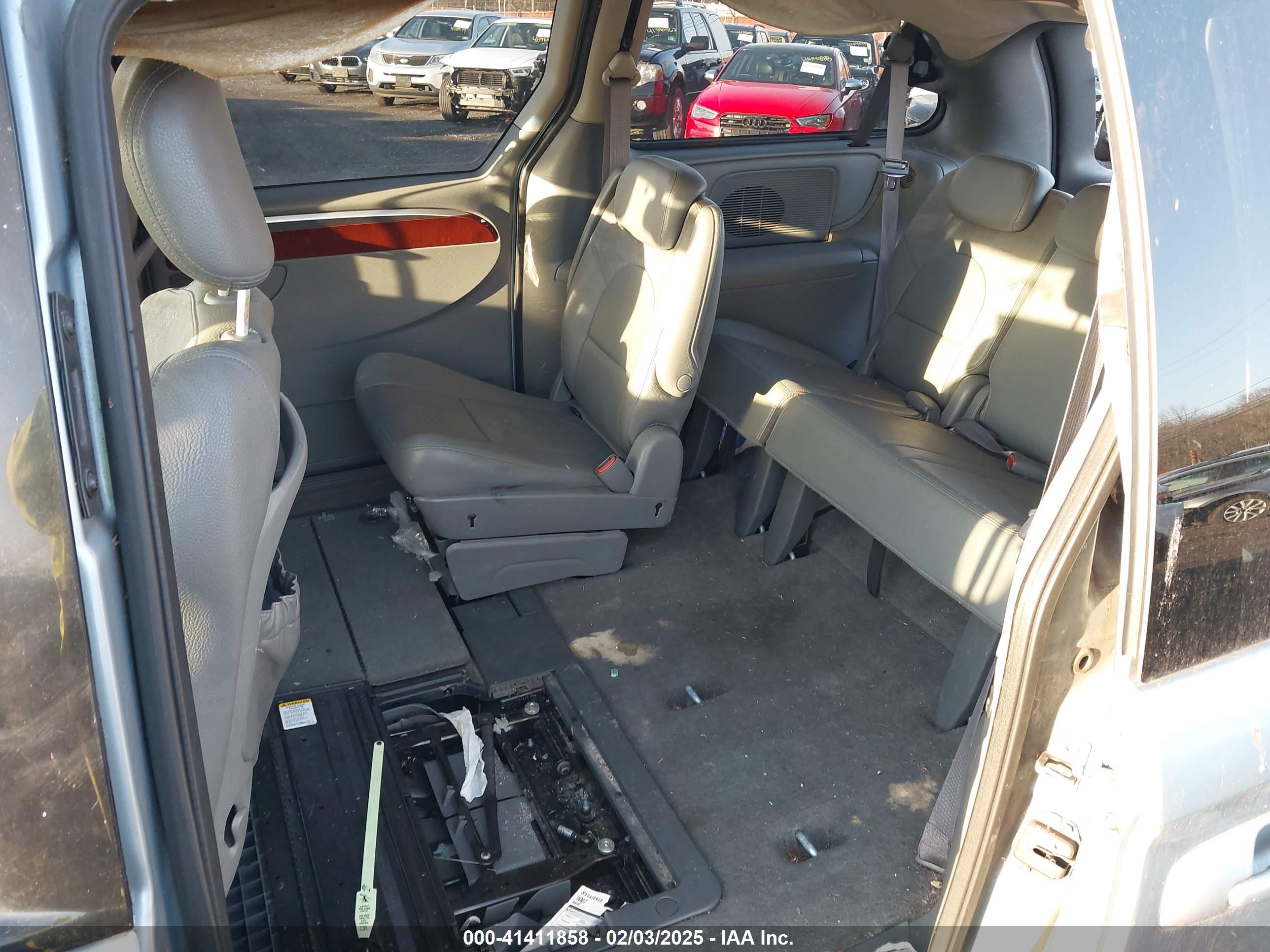CHRYSLER TOWN image 8