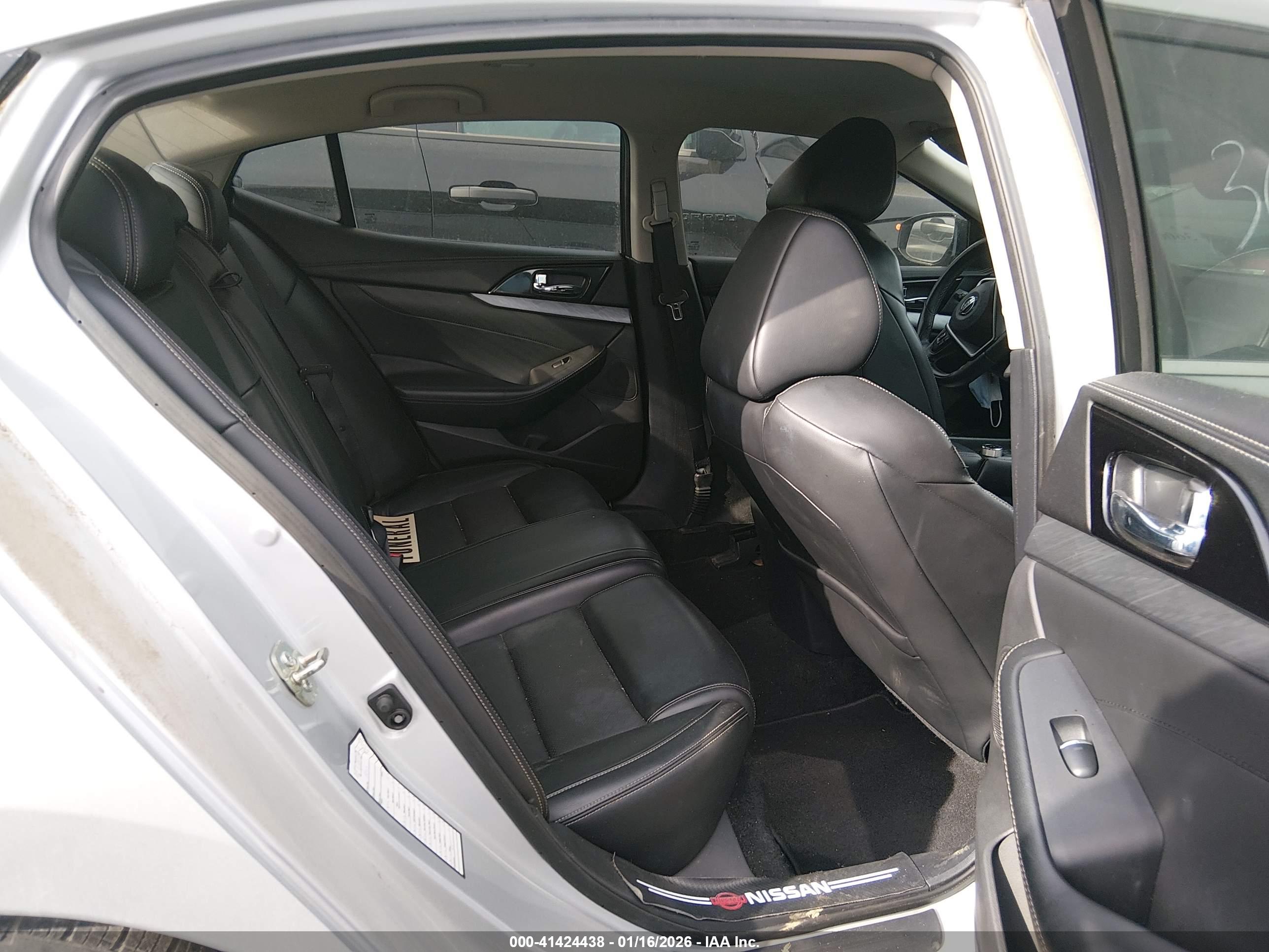 NISSAN MAXIMA image 8