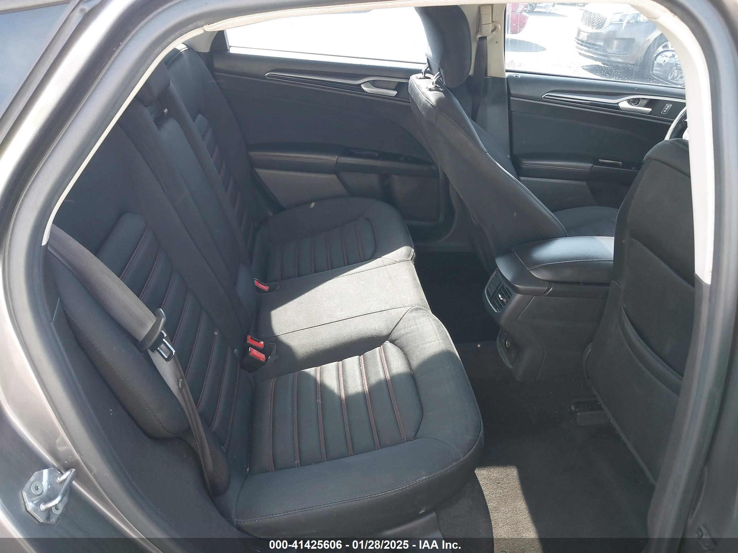 FORD FUSION image 8