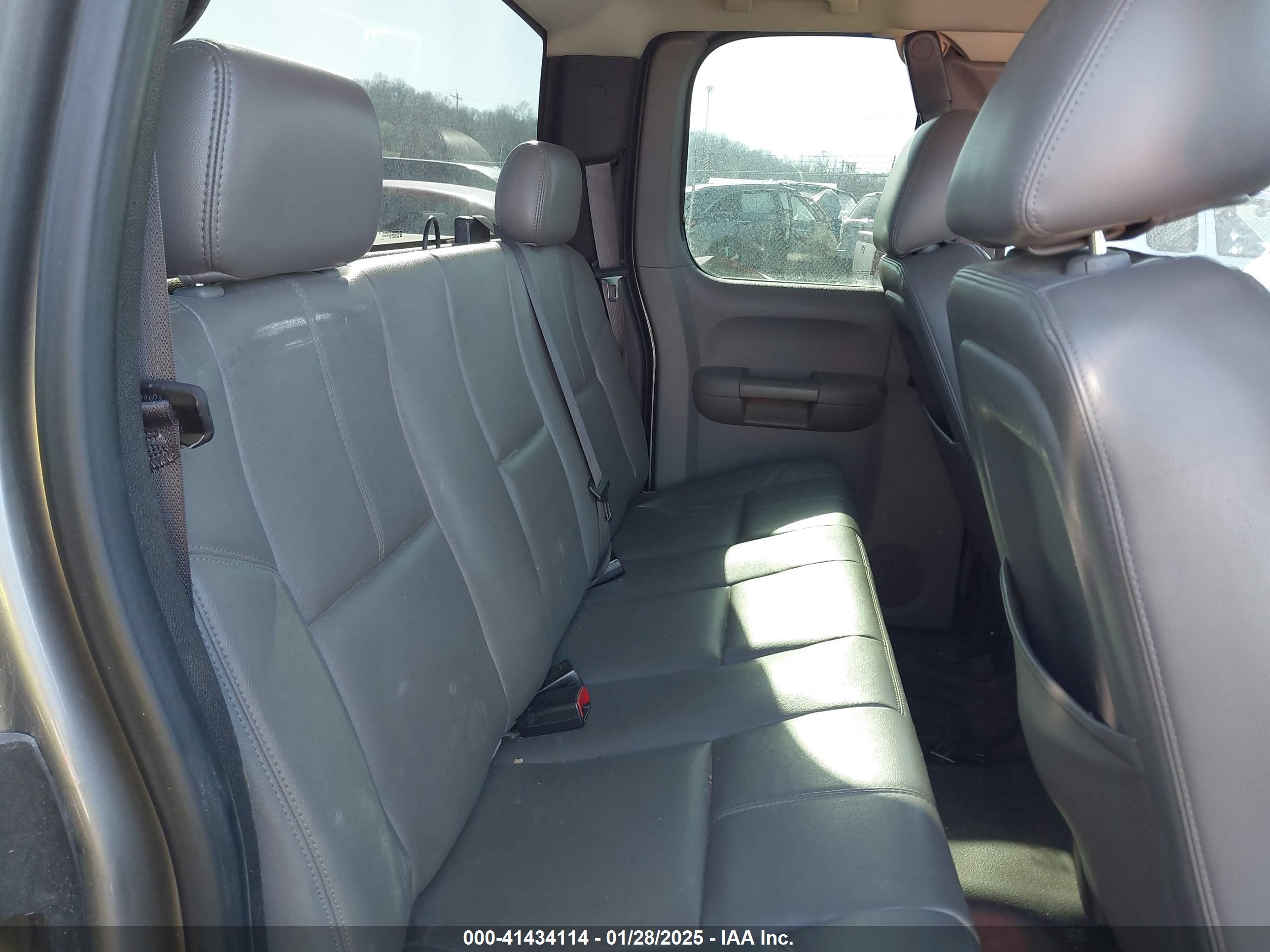 CHEVROLET SILVERADO image 8