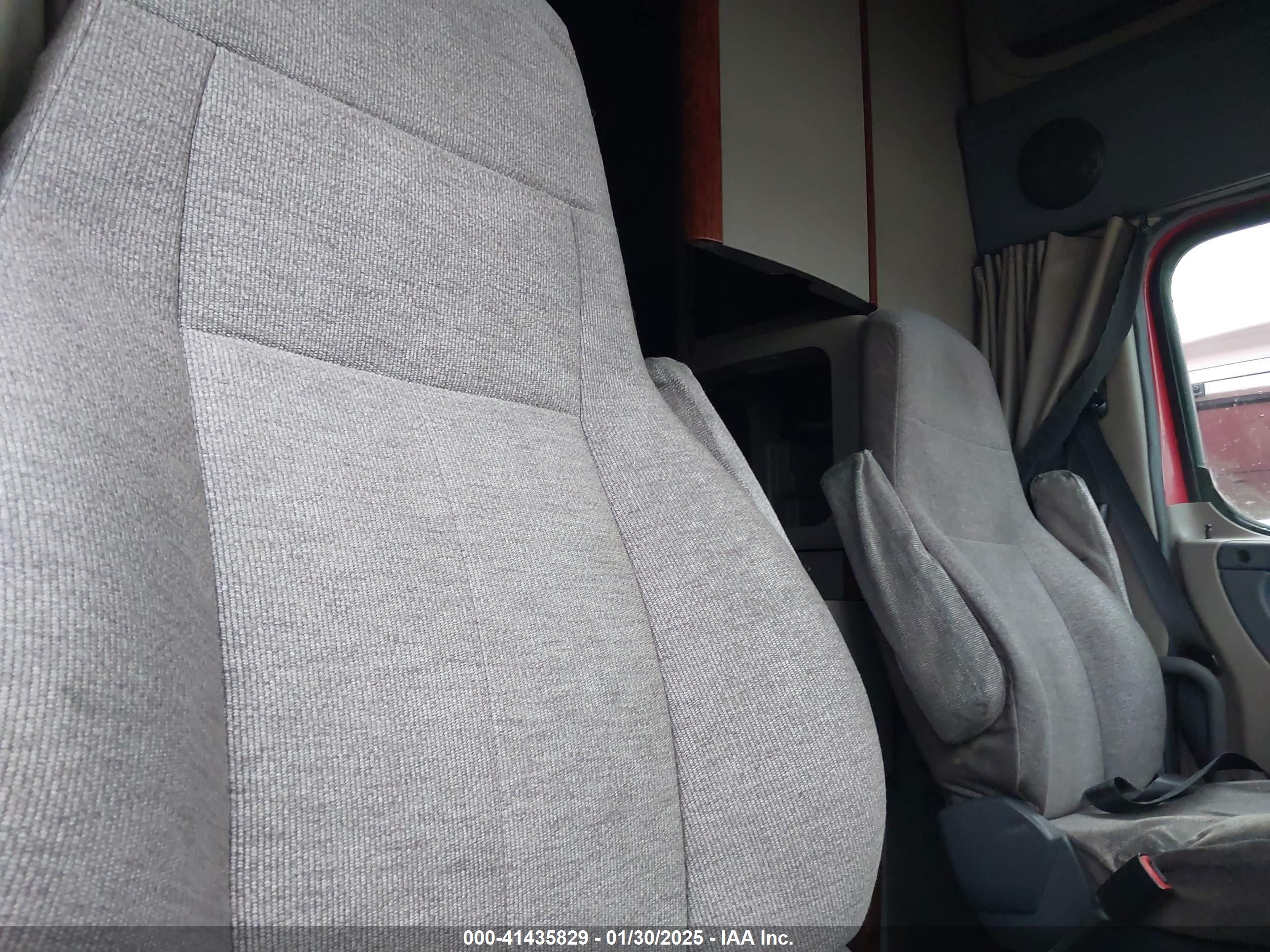 FREIGHTLINER CASCADIA image 7