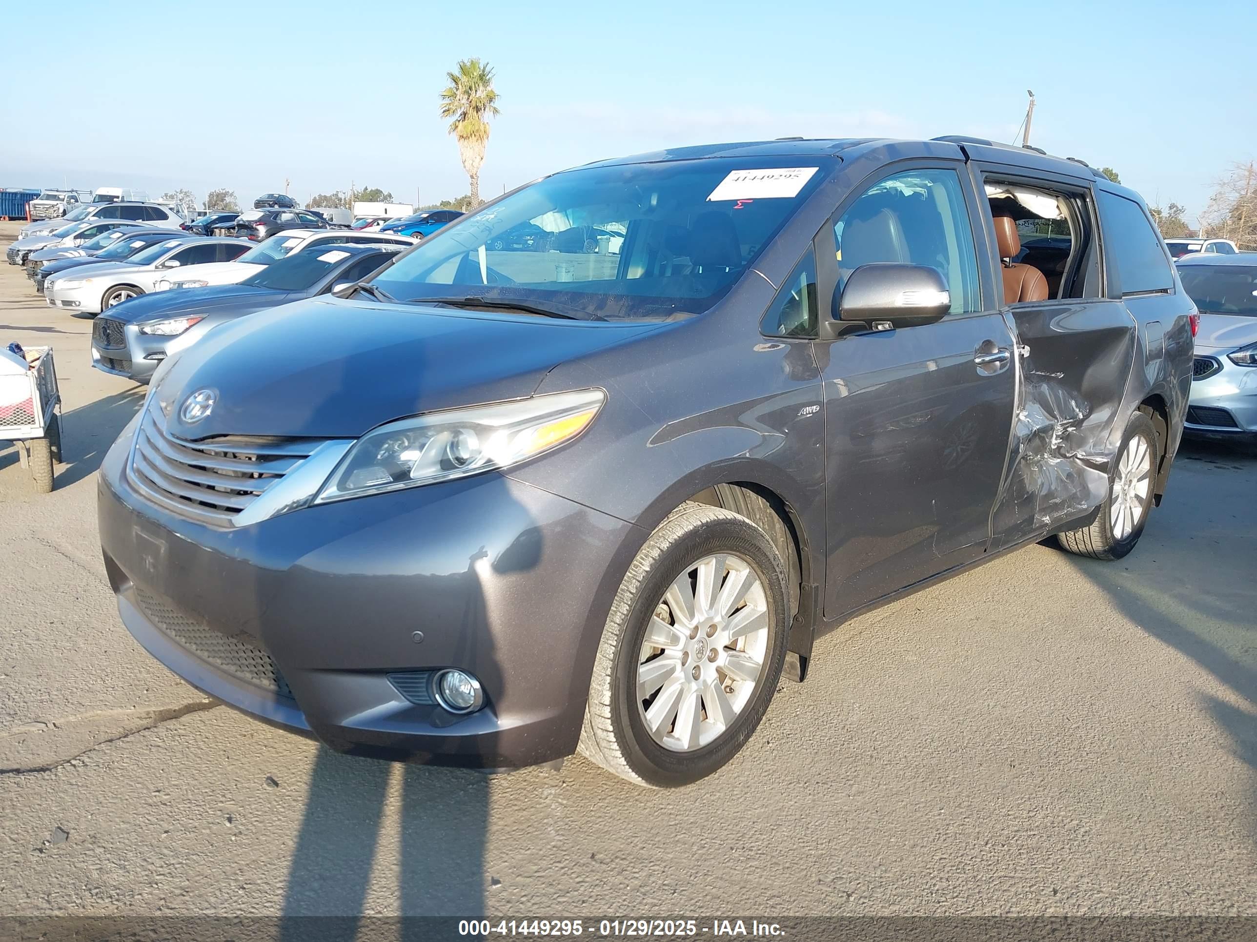 TOYOTA SIENNA image 2